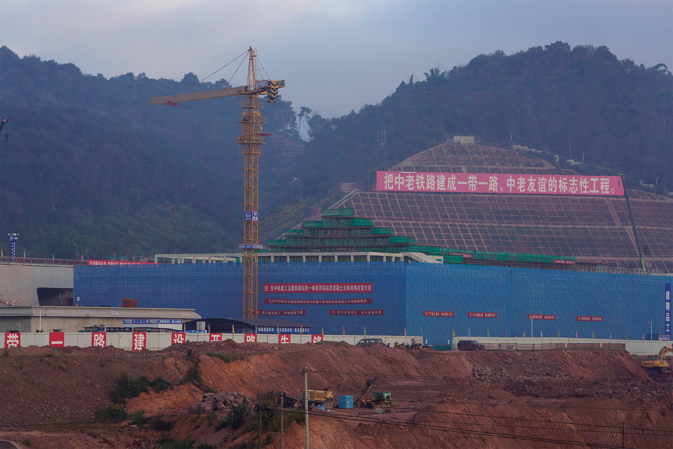 2020年12月2日,中國雲南,普洱市高鐵站施工現場,上面掛有關於一帶一路的標語。攝:Ng Han Guan/AP/達志影像
