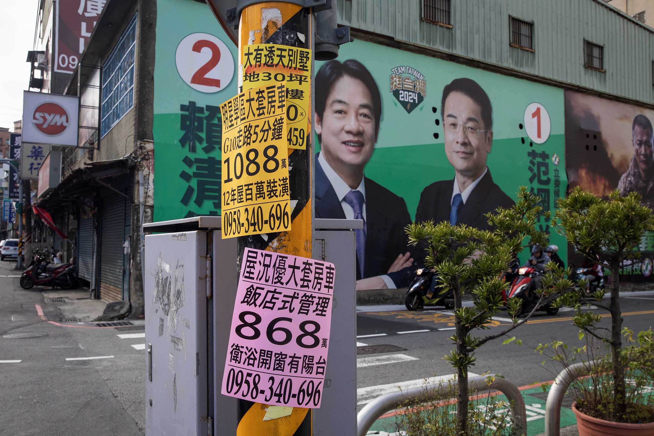 2024年1月7日,桃园,灯柱上贴有售楼宣传单张。摄:陈焯煇/端传媒