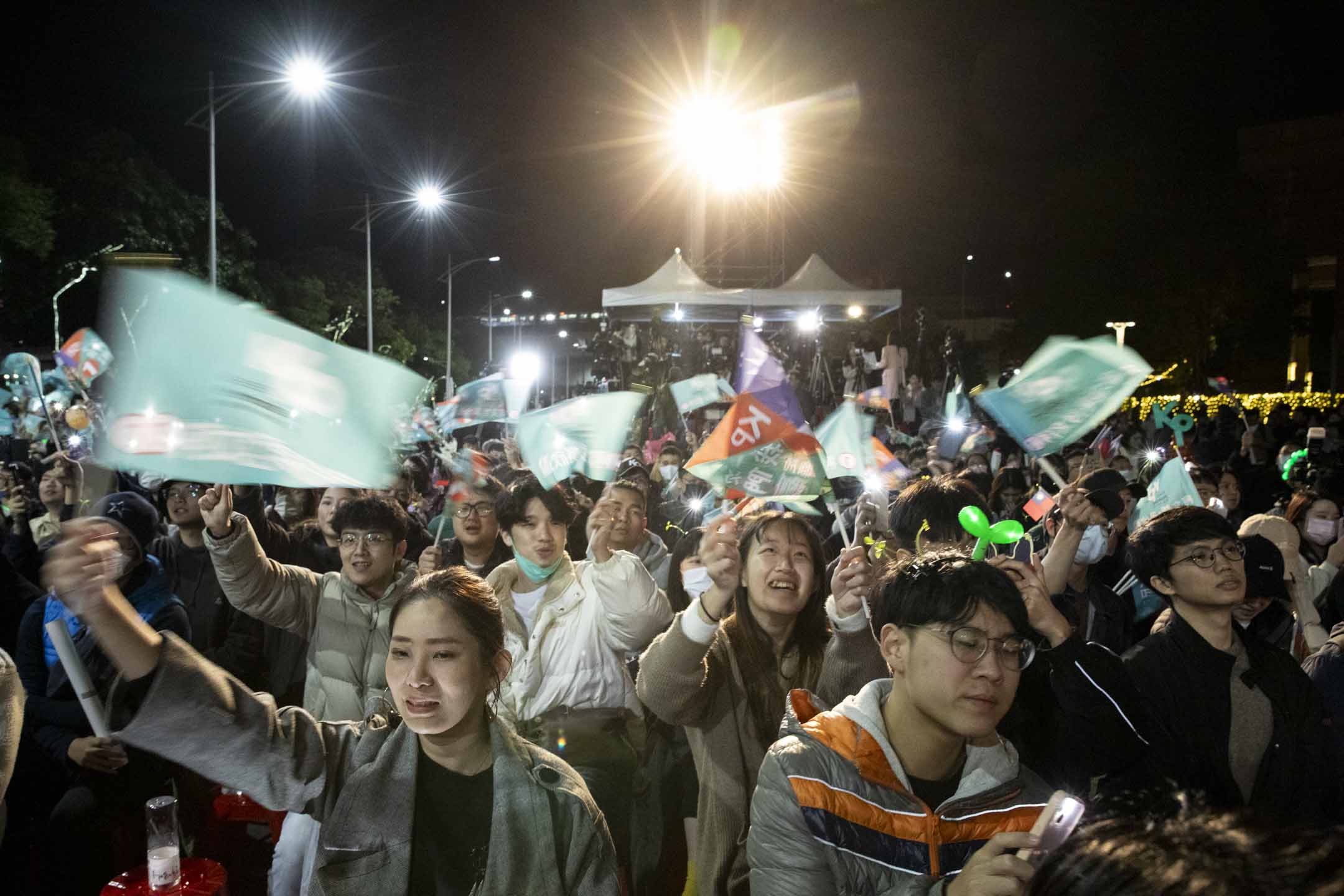 2024年1月13日,台灣大選開票,柯文哲競選總部開票現場。攝:林振東/端傳媒