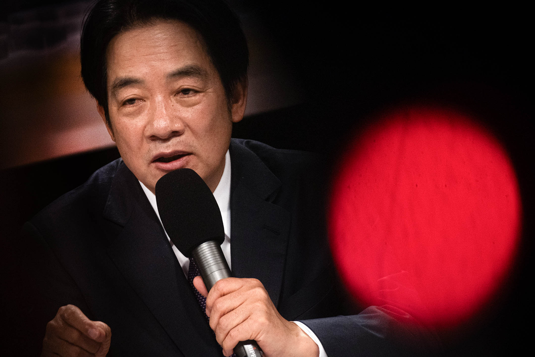 2023年12月30日,台北,總統候選人電視辯論會後的記者會。攝:陳焯煇/端傳媒