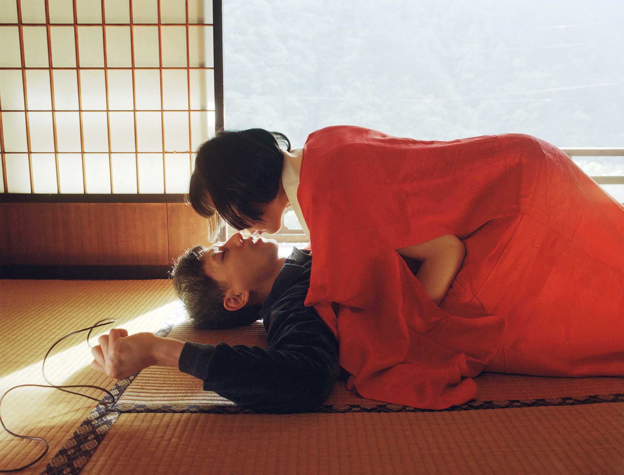 《The Woman in the Red Robe》圖片由藝術家及刺點畫廊提供