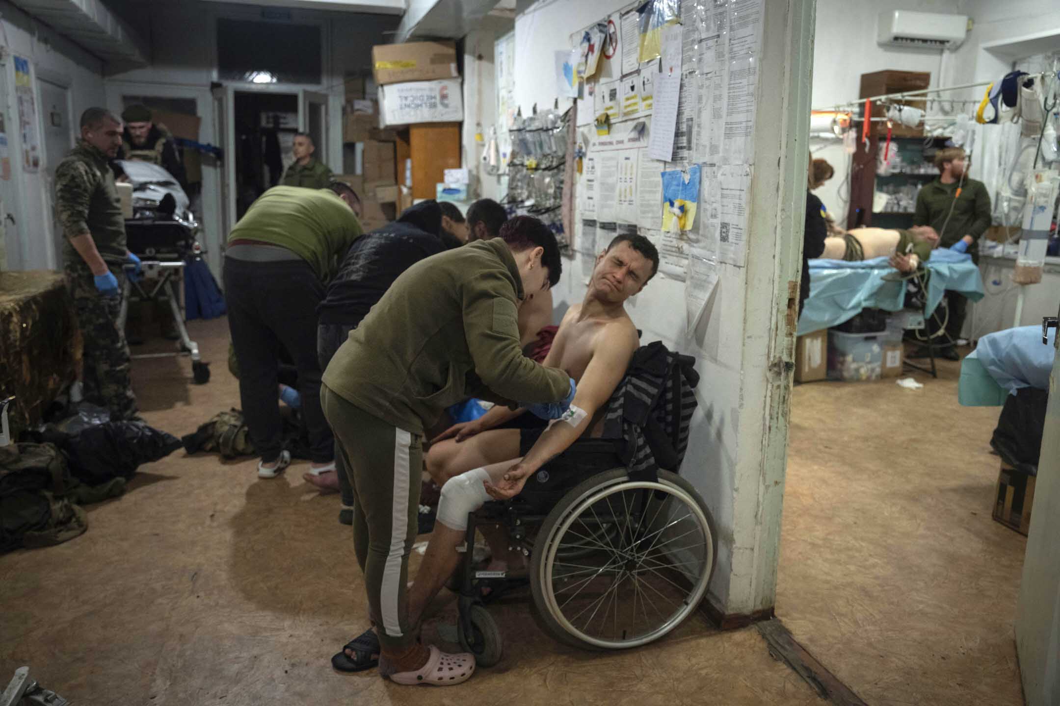 2024年1月25日,乌克兰巴赫姆特,士兵正在医疗室内接受急救。摄:Efrem Lukatsky/AP/达志影像