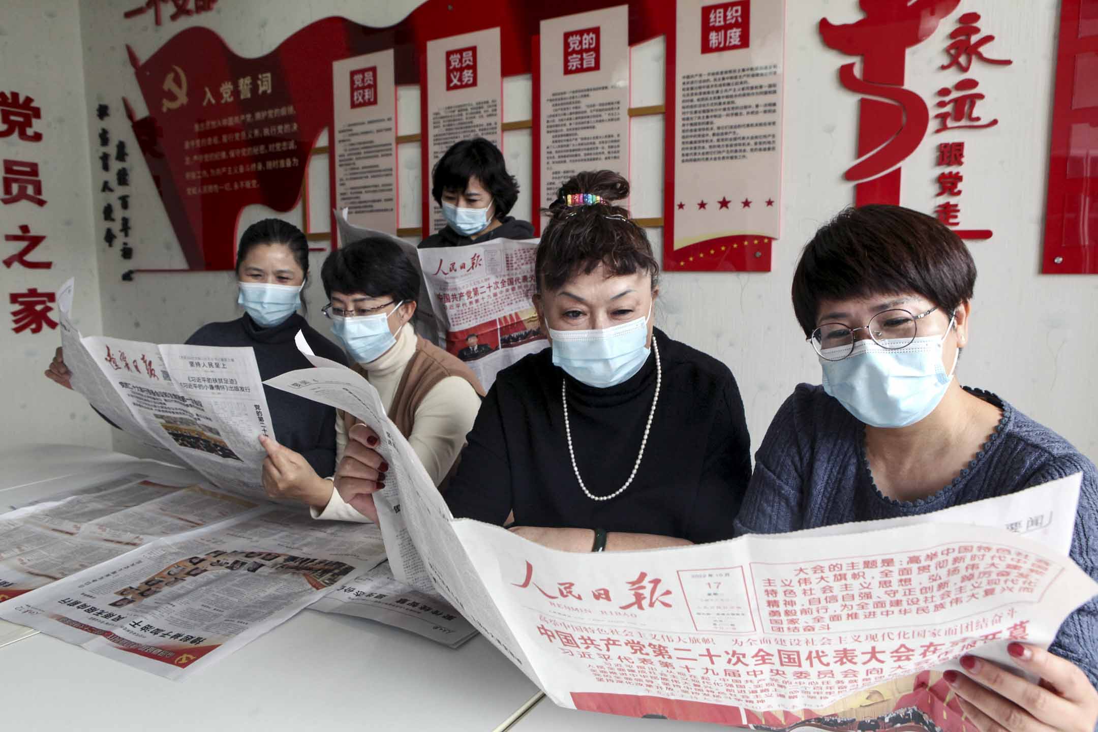 2022年10月17日,中國遼寧瀋陽,市民閱讀人民日報了解中國共產黨新聞。攝:CFOTO/Future Publishing via Getty Images