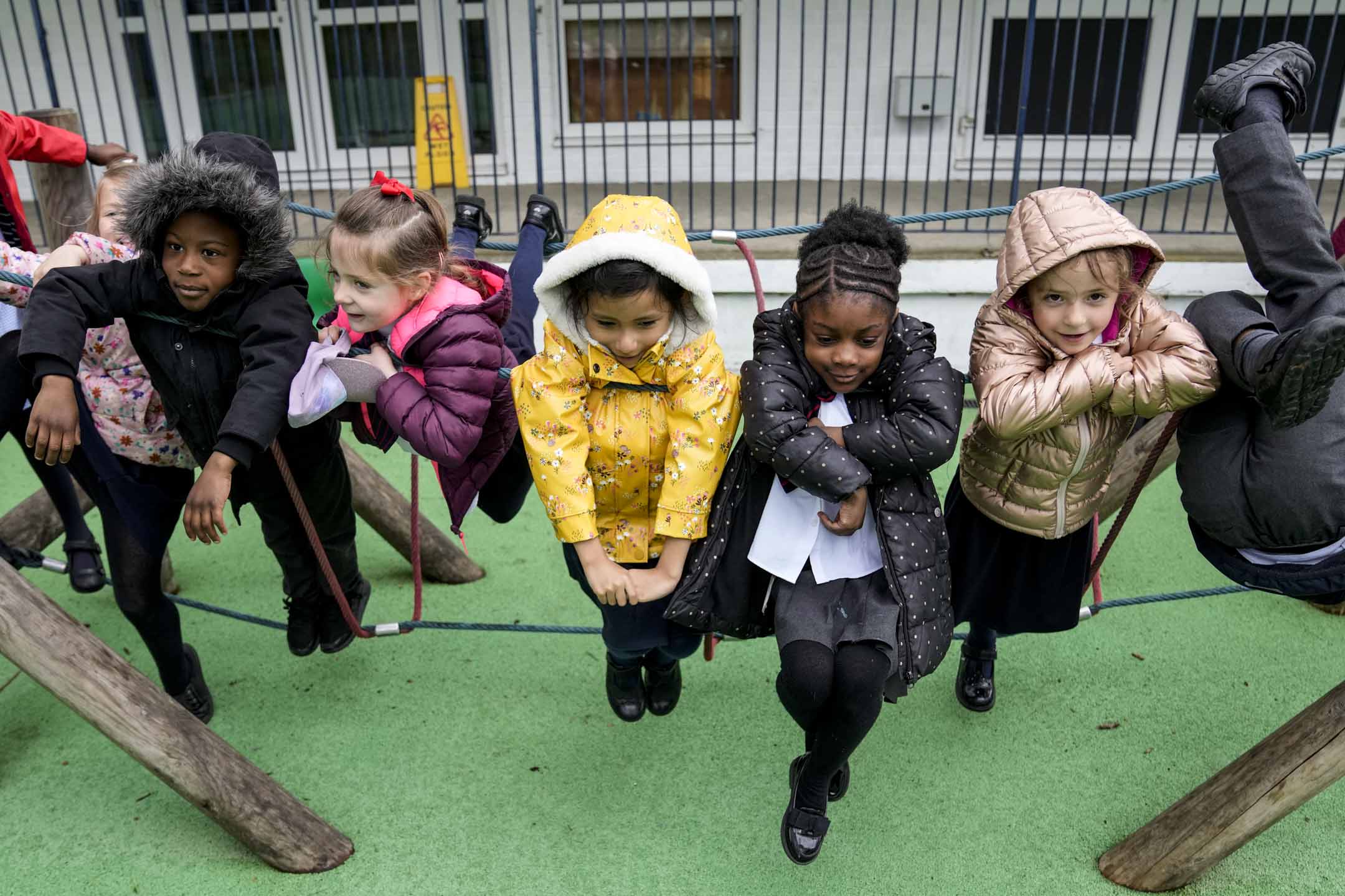 英国一间小学的学生在玩秋千。摄:Alastair Grant/Reuters/达志影像