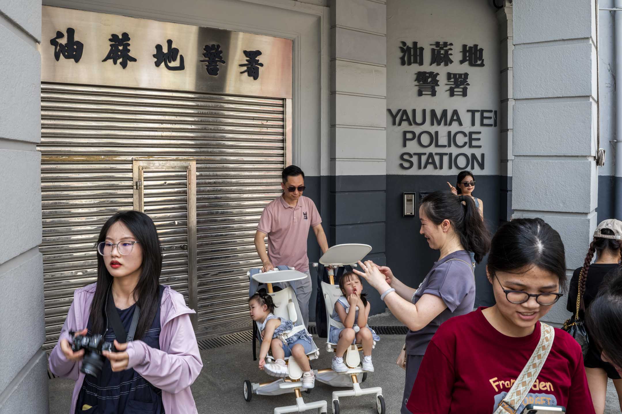 油麻地警署拥挤的打卡人潮。摄:林振东/端传媒