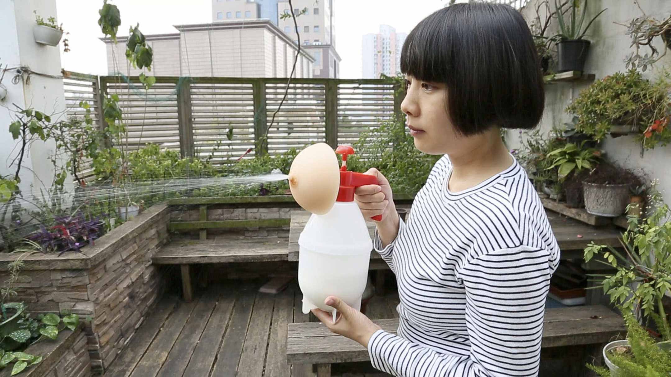 《噴奶瓶》(Breast Spray) 圖片由藝術家及刺點畫廊提供
