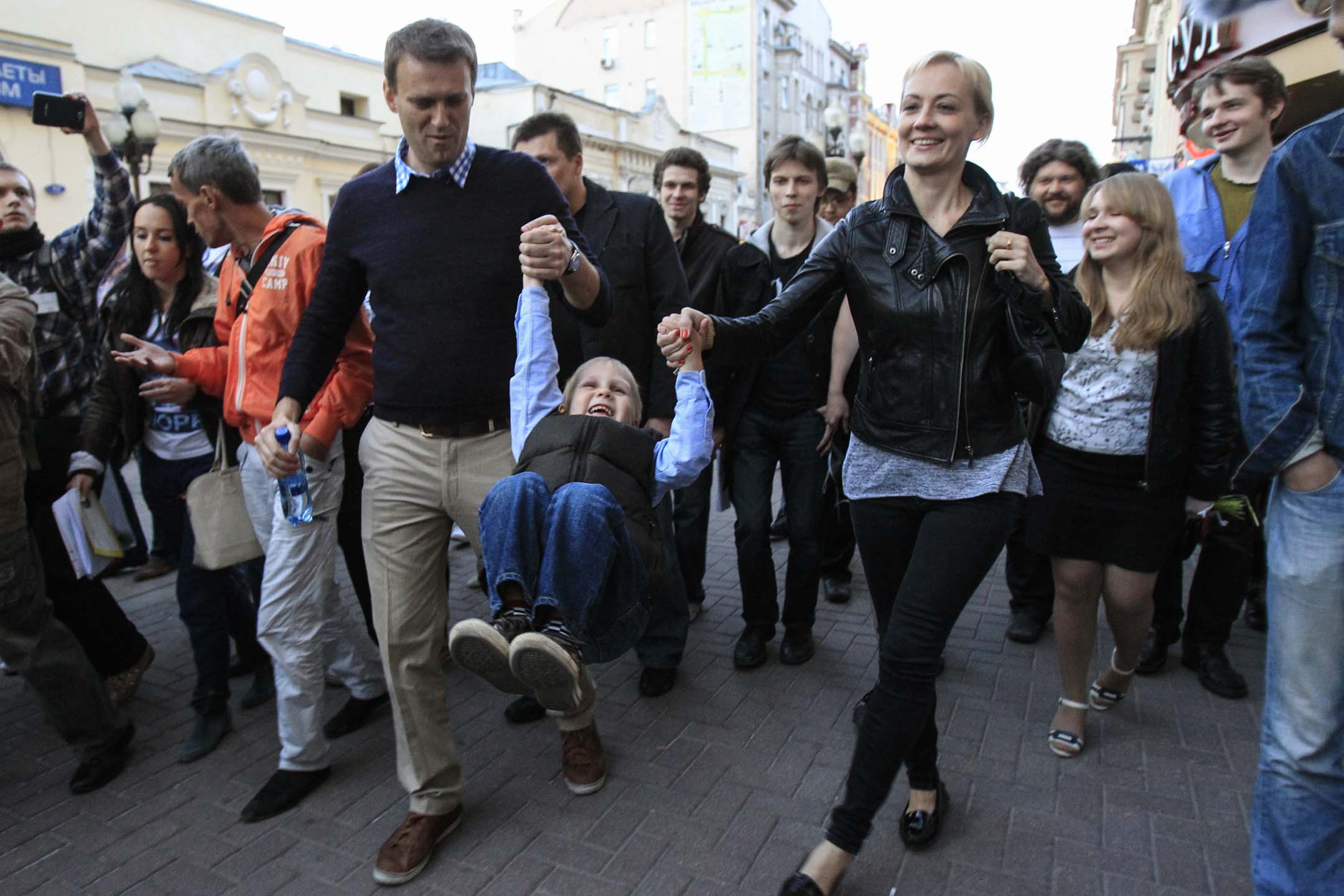 2012年5月24日，俄羅斯反對派領袖納瓦尼 (Alexei Navalny) 與兒子及妻子尤利婭陪同下，跟大量支持者在莫斯科市中心散步。攝：Sergei Karpukhin/Reuters/達志影像