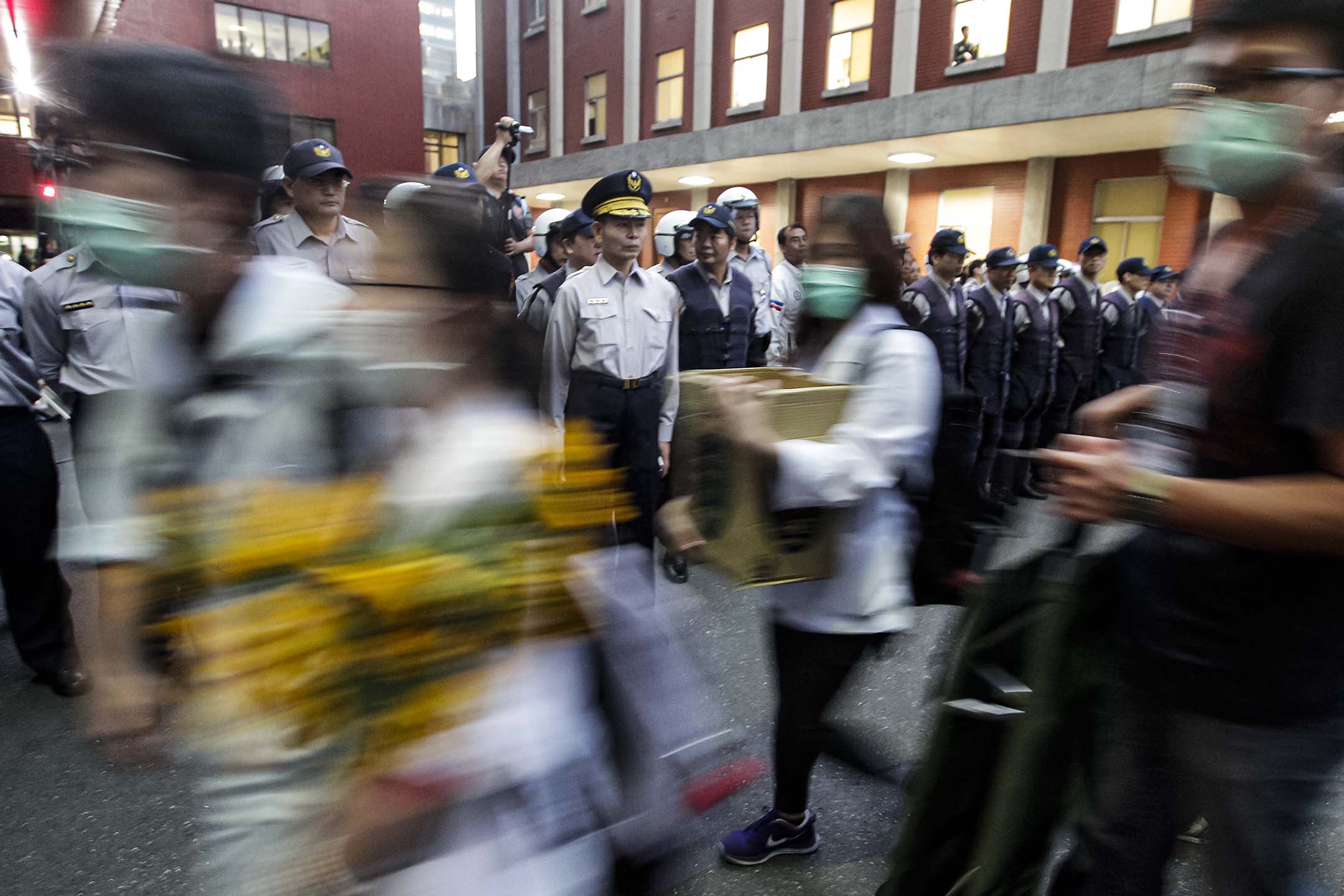 2014年4月10日，台北，示威者列隊離開立法院。攝：Pichi Chuang/Reuters/達志影像