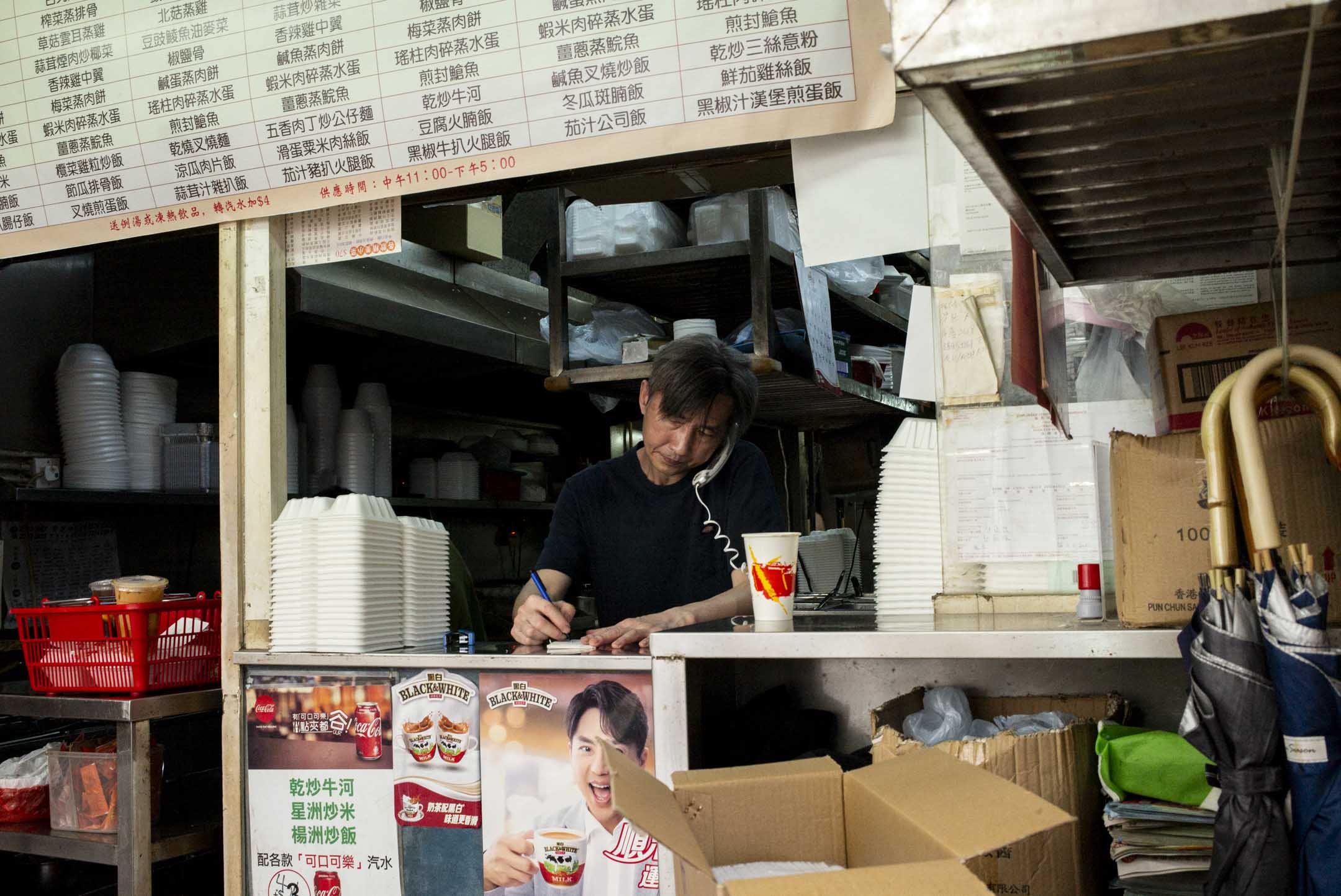 旺角平價快餐店的李先生。攝:林振東/端傳媒