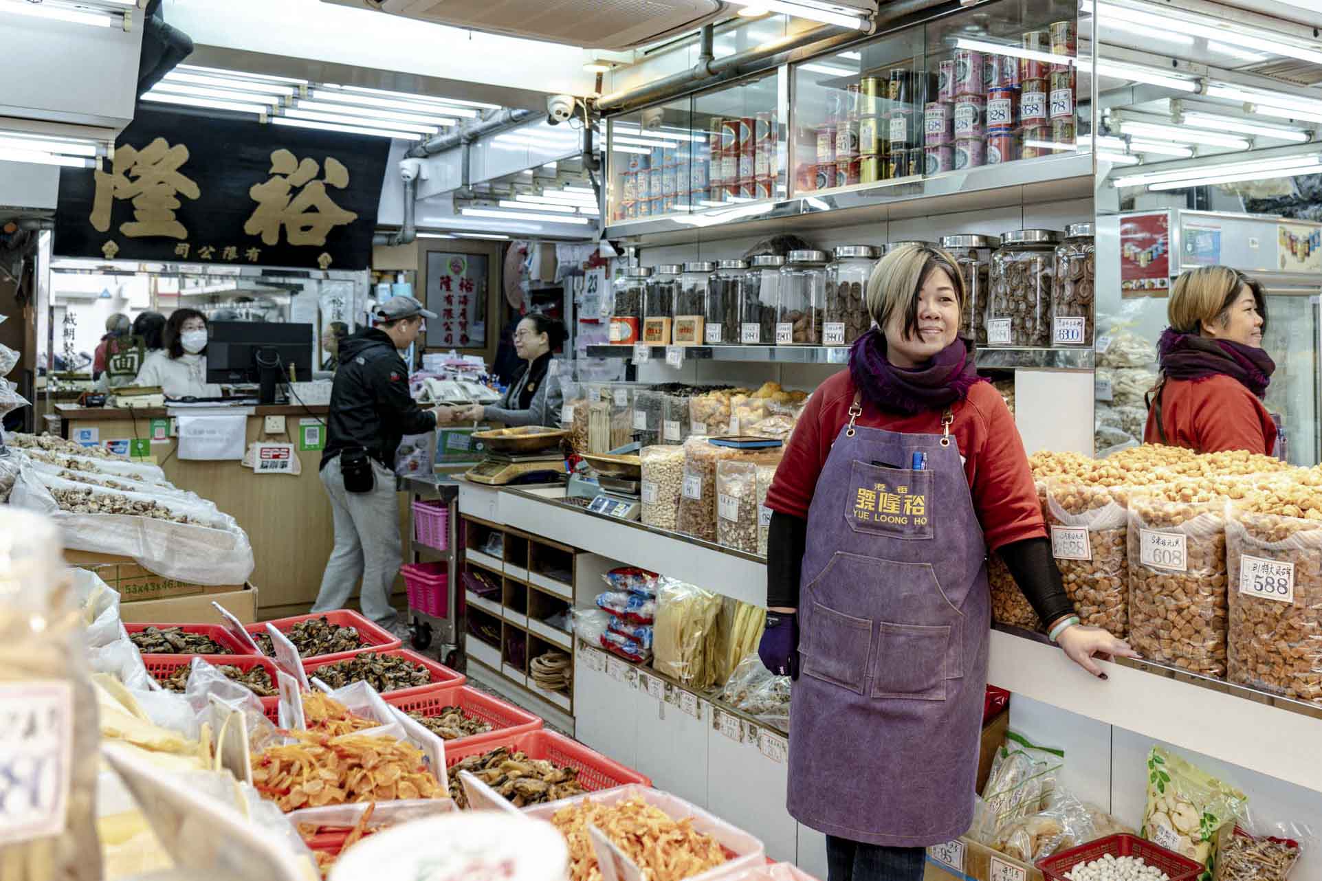 西營盤海味店的吳老闆。攝:Ryan Lai/端傳媒