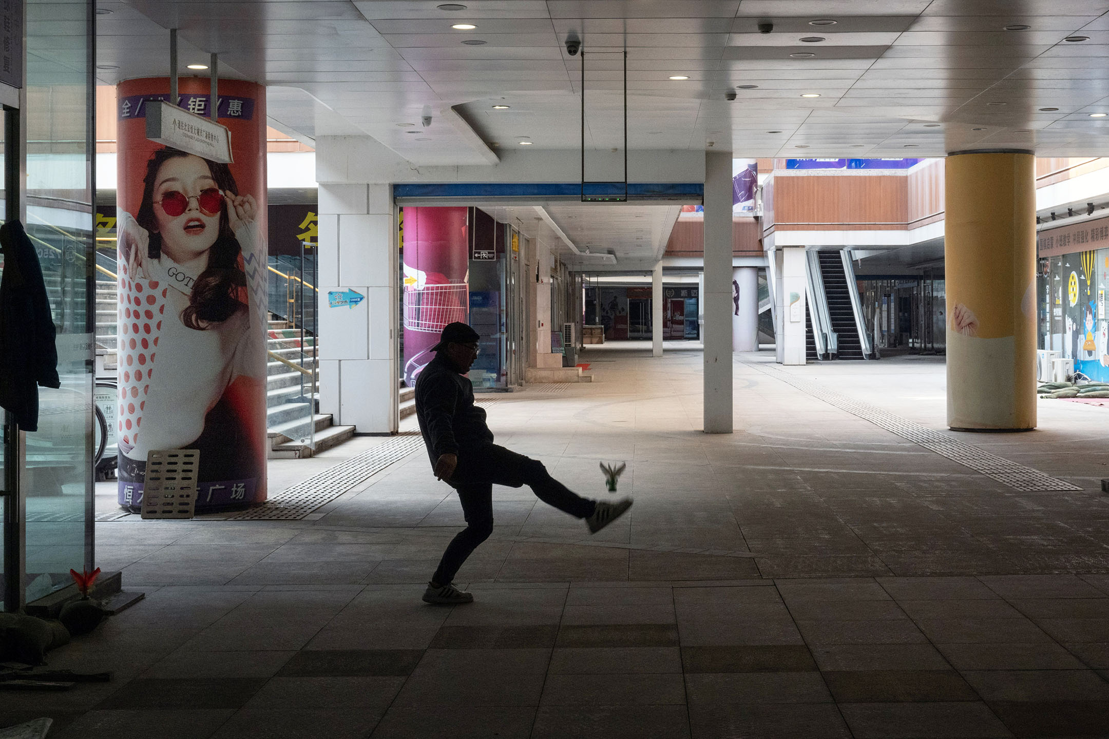 2024年1月31日，中国北京，市民在的购物中心内踢毽子。图：Bloomberg