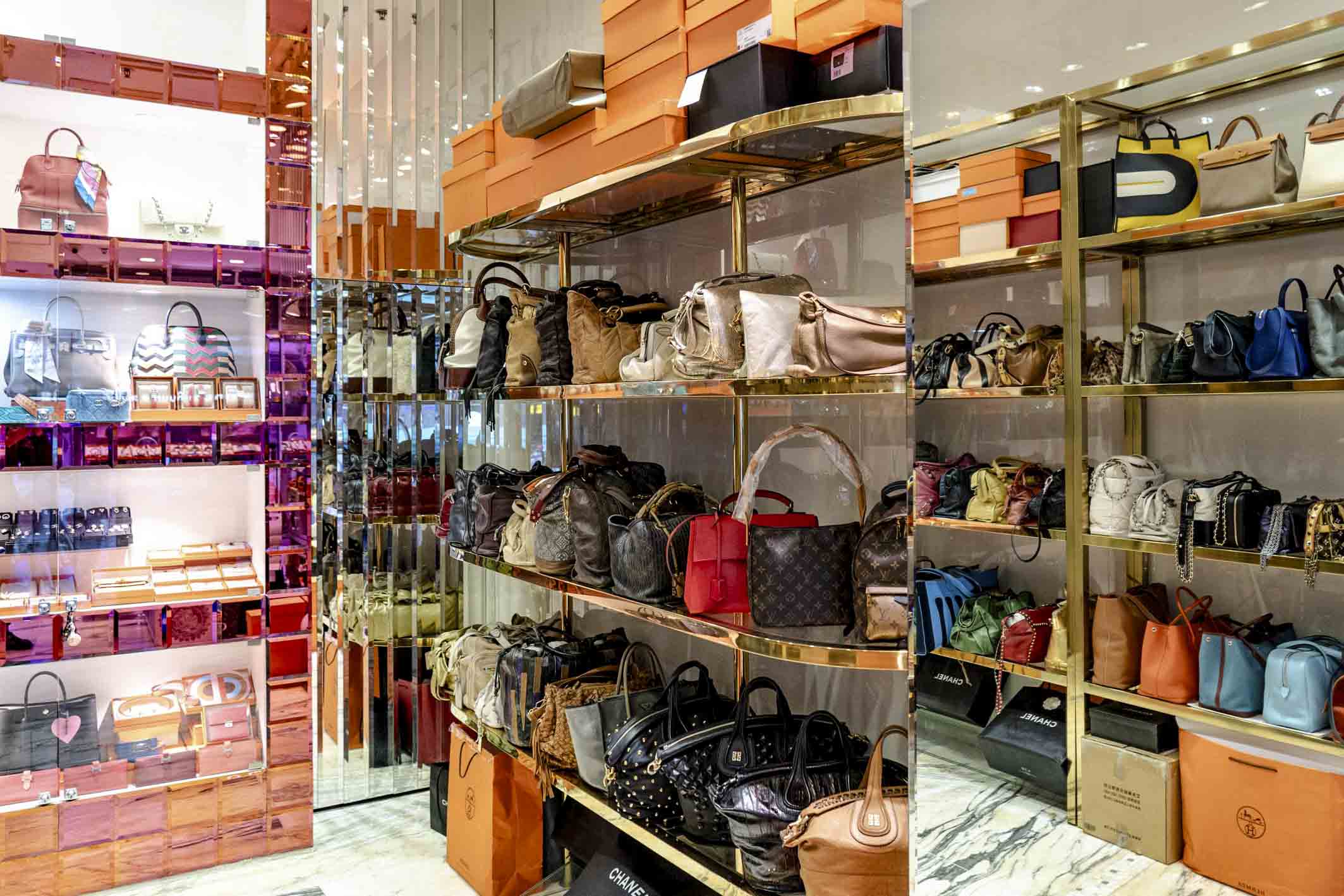 銅鑼灣名牌手袋店。攝:Ryan Lai/端傳媒