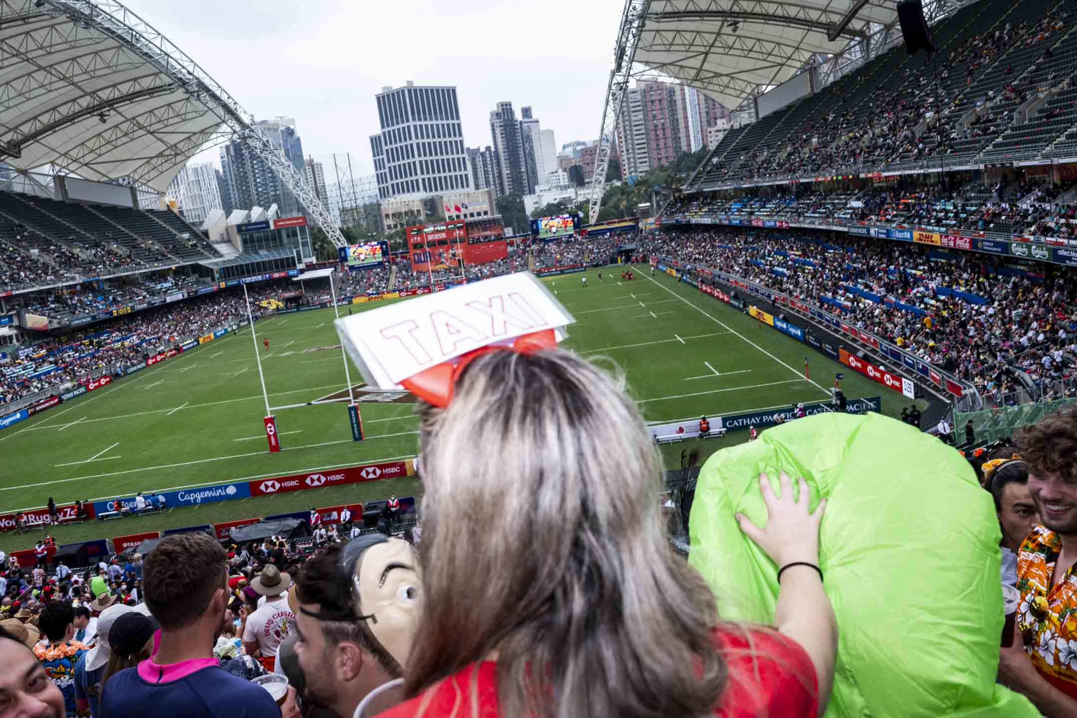 2022年11月5日，香港国际七人榄球赛（七榄，The Hong Kong Sevens）在疫情后首度回归香港大球场。摄：林振东/端传媒