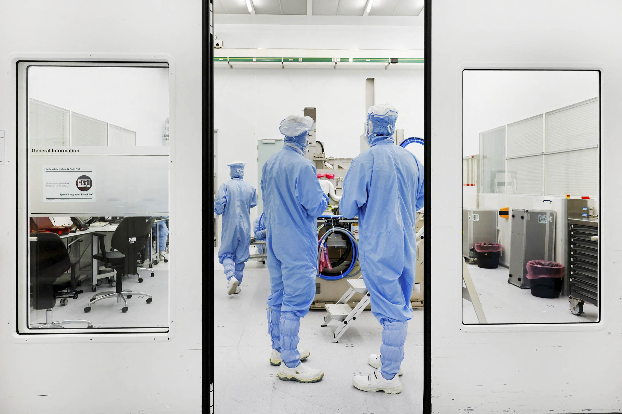 2023年6月16日,荷蘭費爾德霍溫, ASML 組裝工程師正在使用 TWINSCAN DUV 微影系統工作。攝:Piroschka van de Wouw/Reuters/達志影像