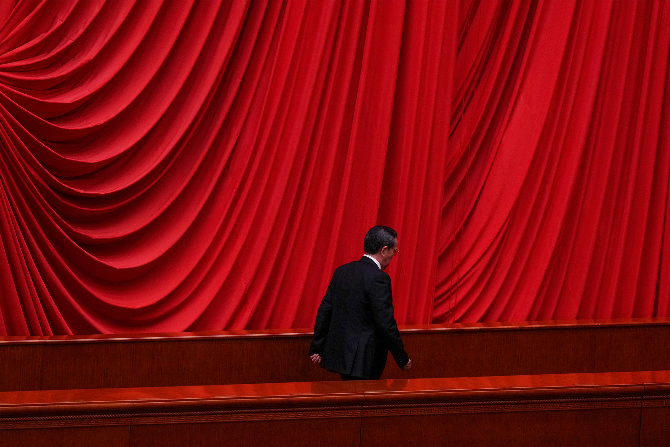 2024年3月5日,中国北京,第十四届全国人民代表大会第二次会议,中国总理李强发布工作报告后离开大厅。摄:Andy Wong/AP/达志影像