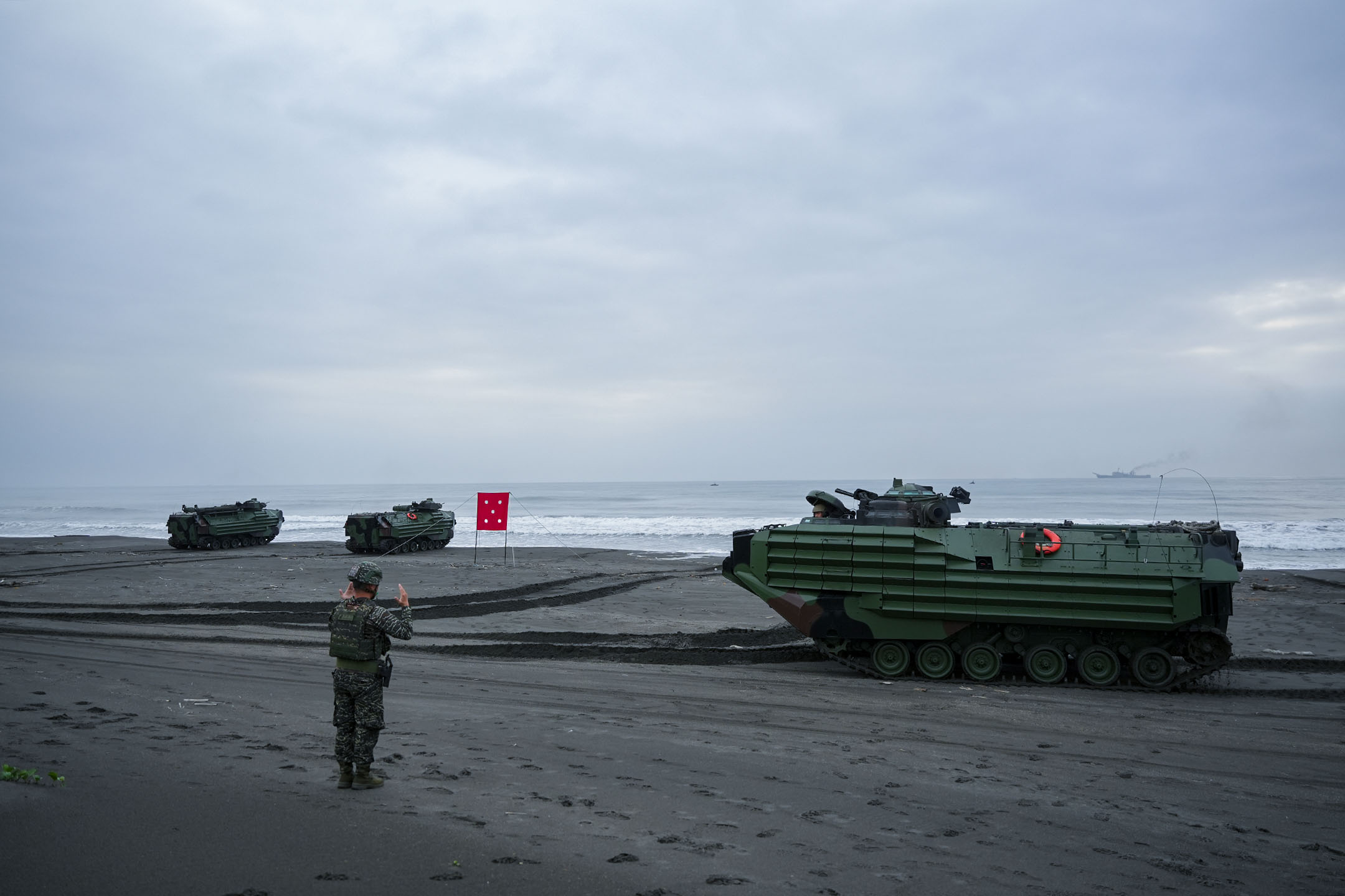 2023年5月24日,宜蘭,一次兩棲登陸演習,台灣軍方模擬中國人民解放軍(PLA) 於海灘登陸。攝:Walid Berrazeg/Anadolu Agency via Getty Images