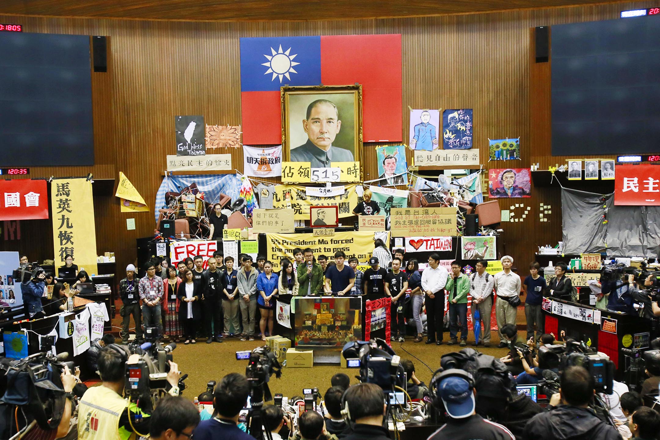 2014年4月7日,台北,佔領立法院的學生列隊站在議場。攝:Wally Santana/AP/達志影像