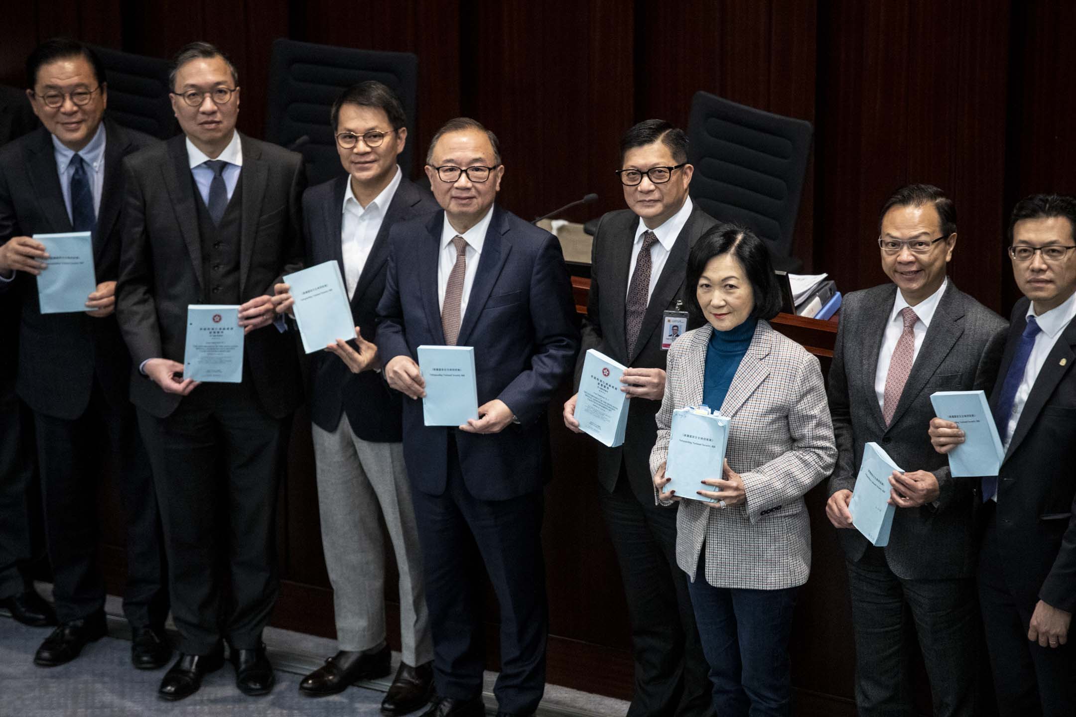 2024年3月14日,立法会法案委员会经过约一周会议后,完成逐条审议《维护国家安全条例草案》,会后律政司司长林定国与保安局局长邓炳强跟议员合照。摄:林振东/端传媒