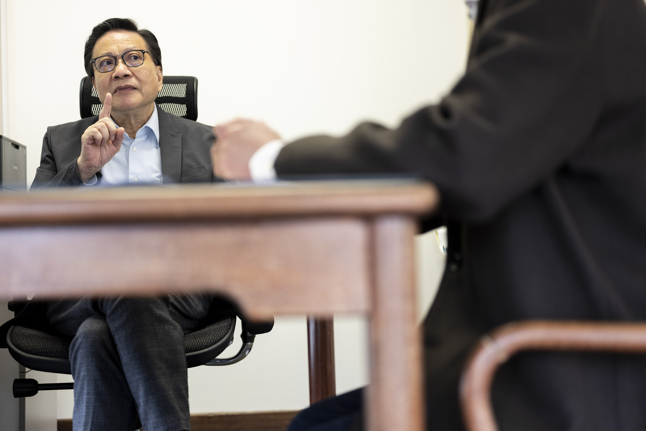 前运输及房屋局长、现教大公共行政学顾问张炳良教授。摄：林振东/端传媒