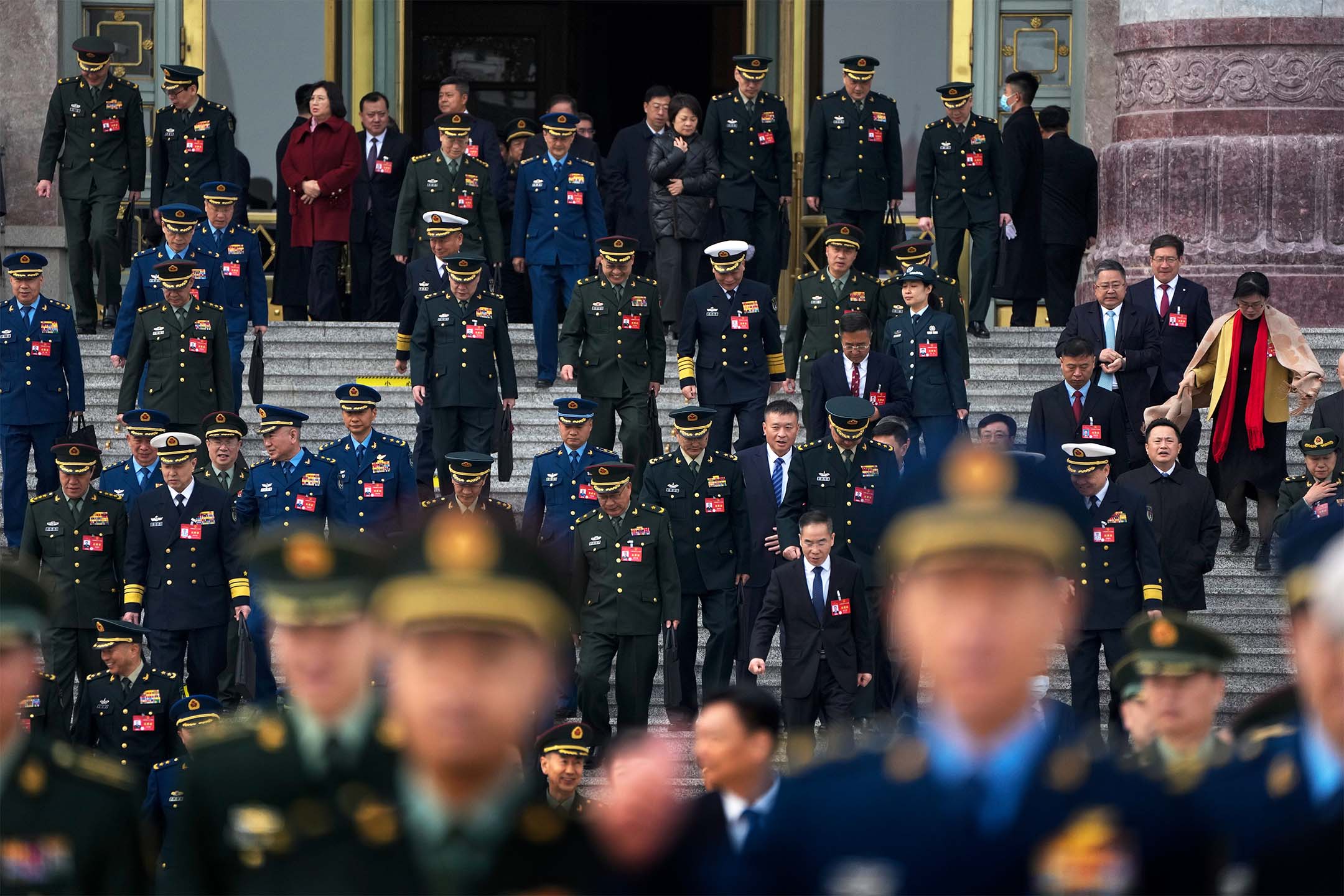 2024年3月4日,中国北京,第十四届全国人民代表大会第二次会议开幕,军官出席会议后离开人民大会堂。摄:Andy Wong/AP/达志影像