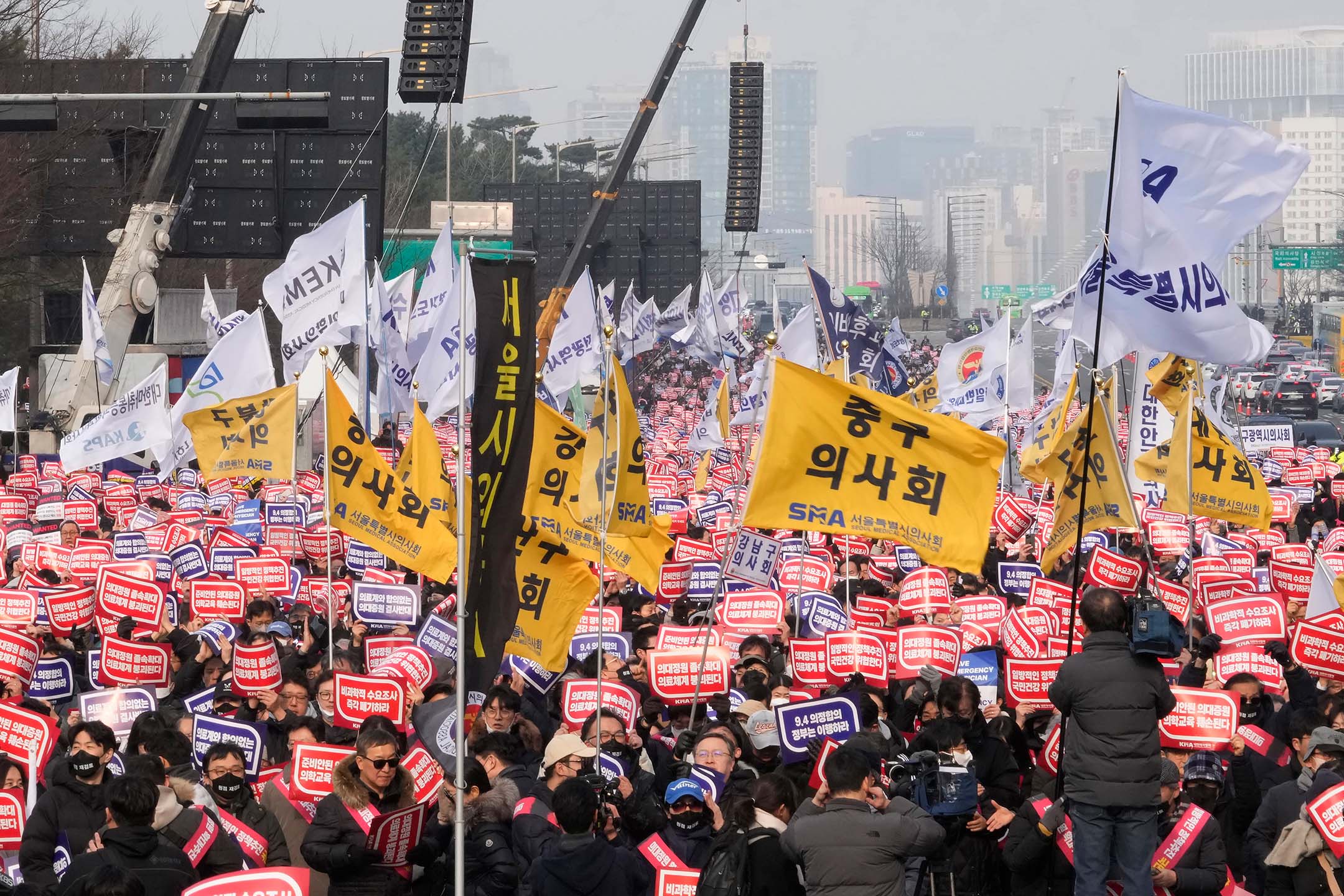 2024年3月3日,南韓首爾,醫生在集會上高喊口號,抗議政府增加醫學院招生的計劃。攝:Ahn Young-joon/AP/達志影像