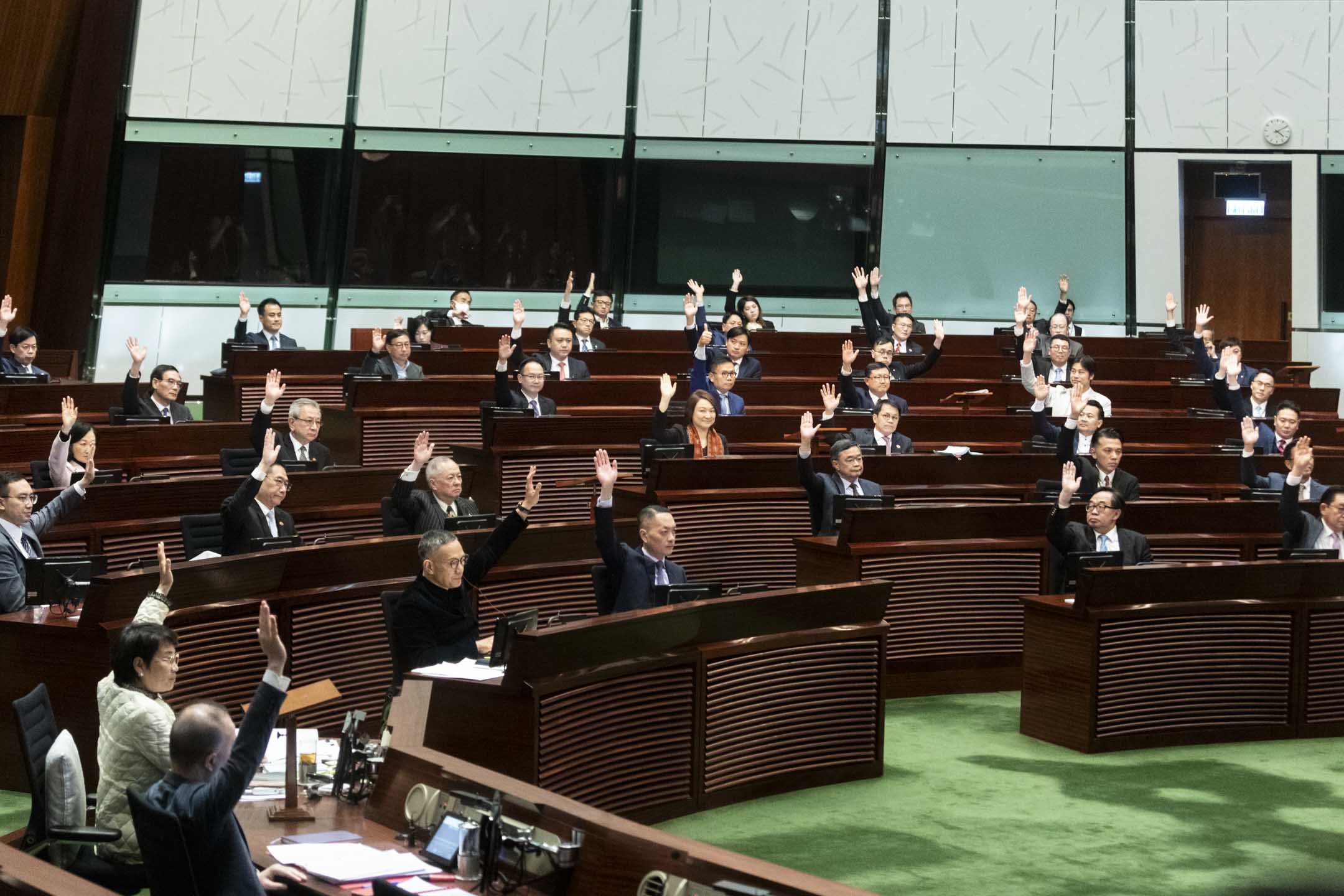 2024年3月19日,立法会加开特别会议,恢复二读辩论《维护国家安全条例草案》,下午4时10分左右,立法会二读通过草案,无议员举手反对。摄:林振东/端传媒