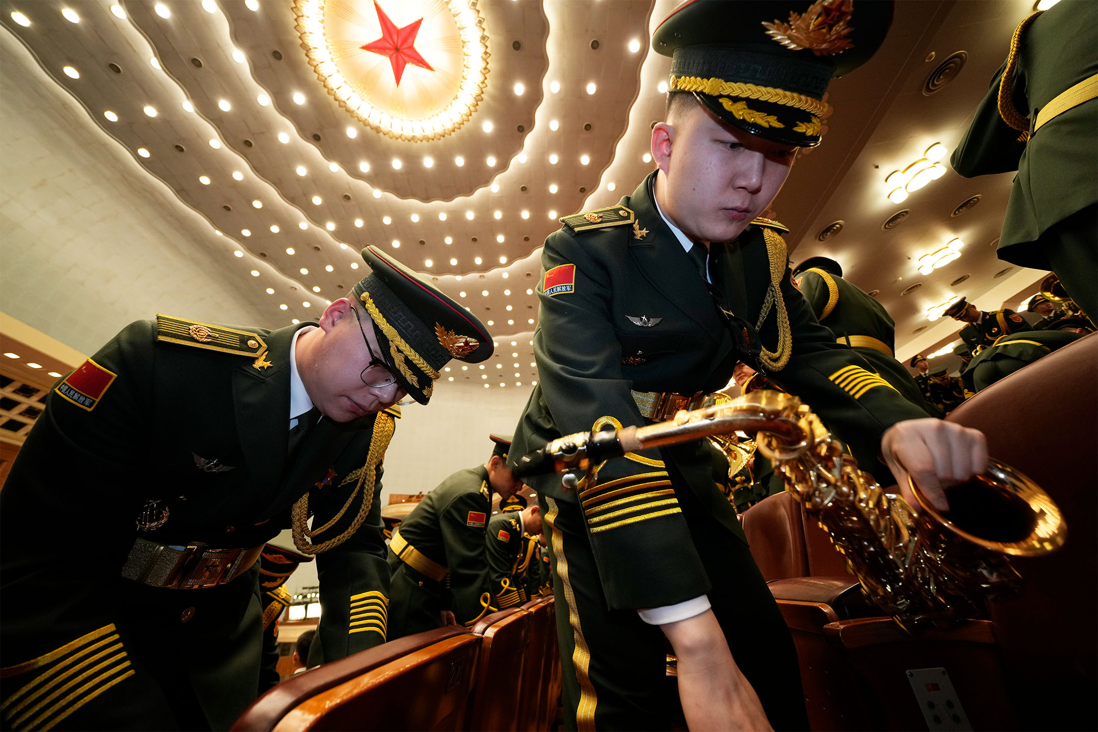 2024年3月4日,中国北京,第十四届全国人民代表大会第二次会议开幕,军乐队成员在为开幕式做准备。摄:Ng Han Guan/AP/达志影像