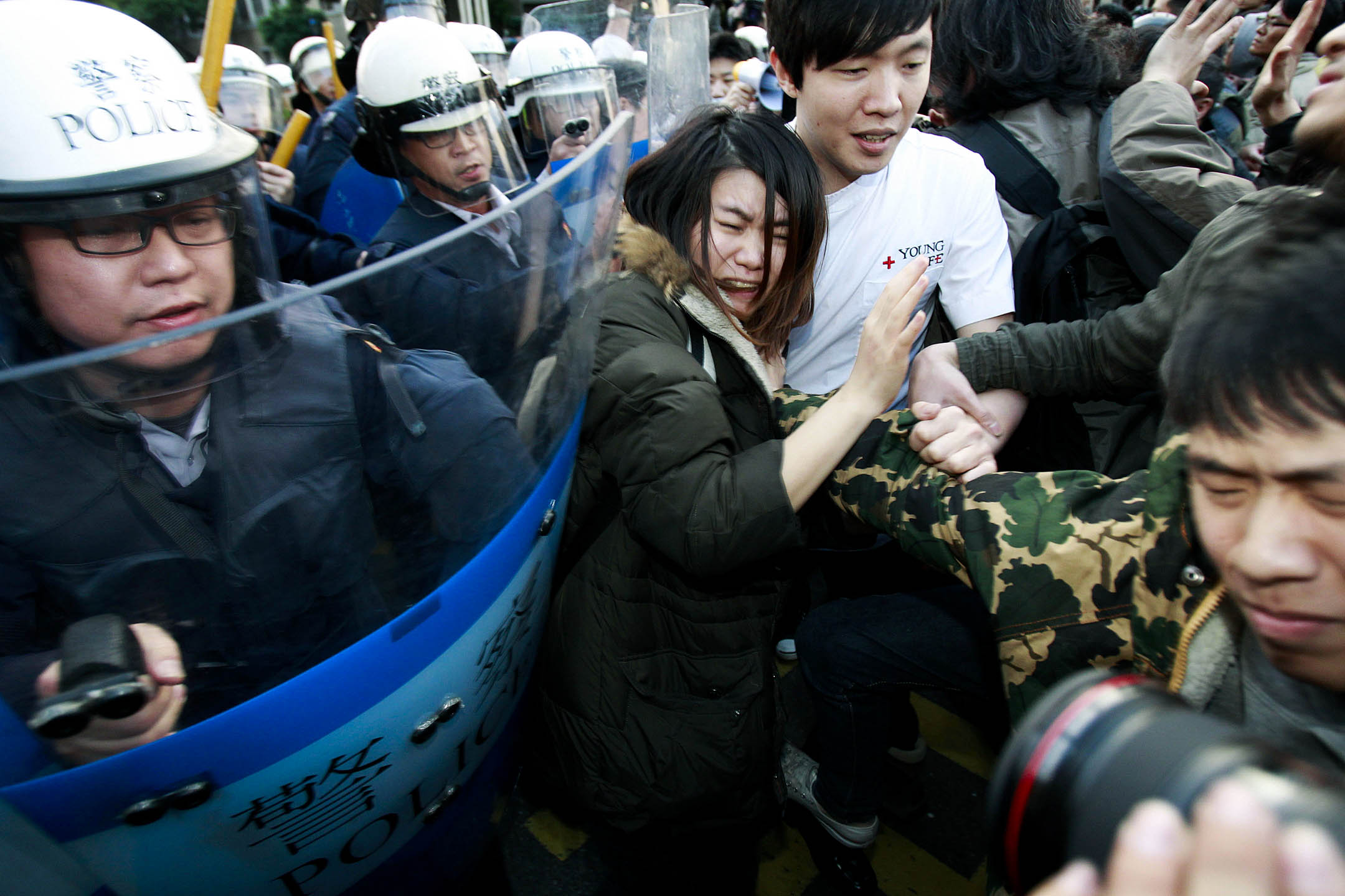 2014年3月24日,台北,示威的學生被防暴警察強迫離開行政院。攝:Wally Santana/AP/達志影像