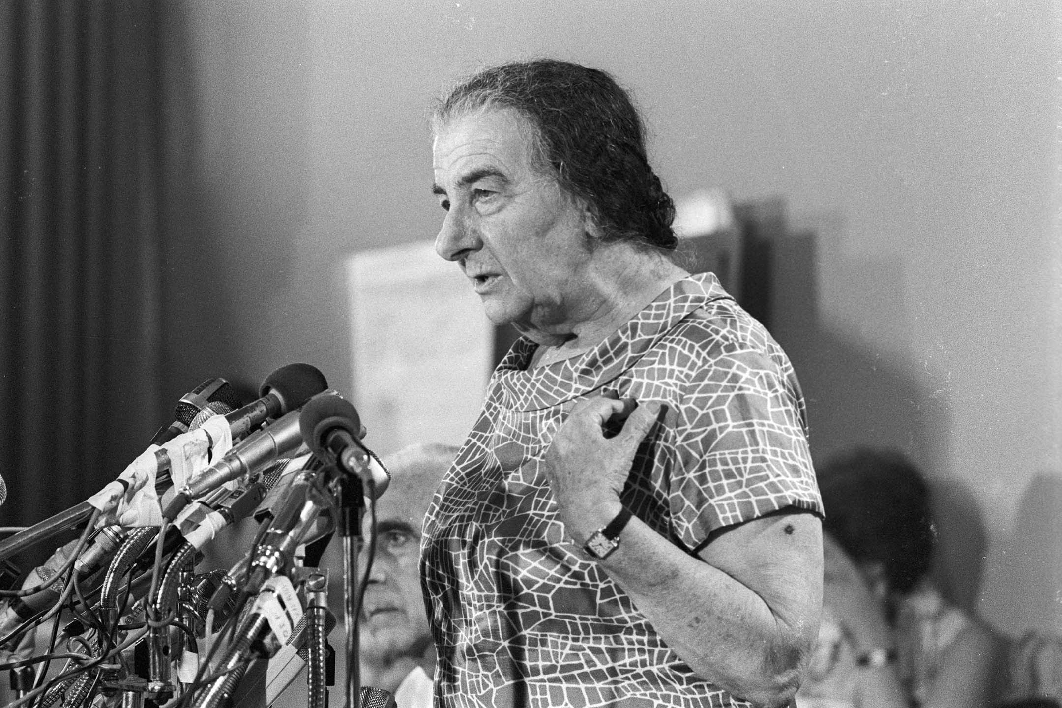 1973年10月13日，以色列特拉維夫，以色列總理果爾達·梅厄夫人在新聞發布會上。攝：Fred Ihrt/LightRocket via Getty Images
