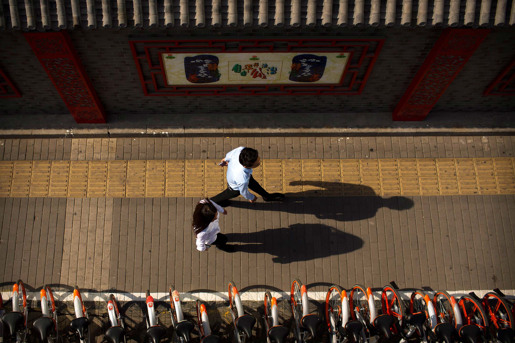 2017年5月25日，中国北京，市民在街道上经过。摄：Mark Schiefelbein/AP/达志影像