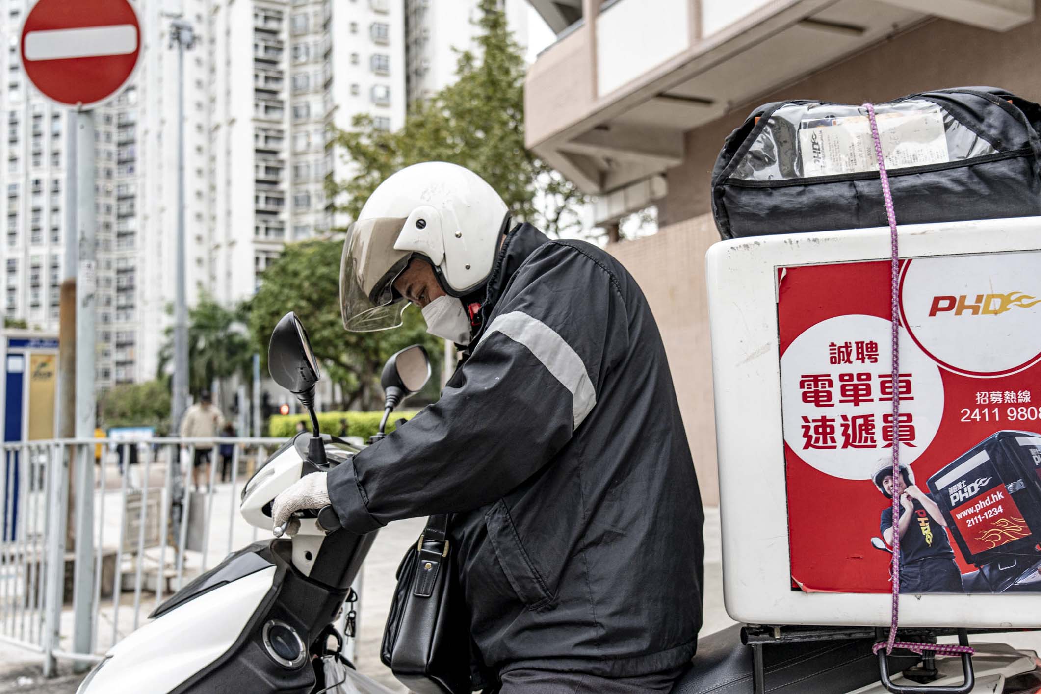 遊走街巷的香港外賣員。攝:Ryan Lai/端傳媒