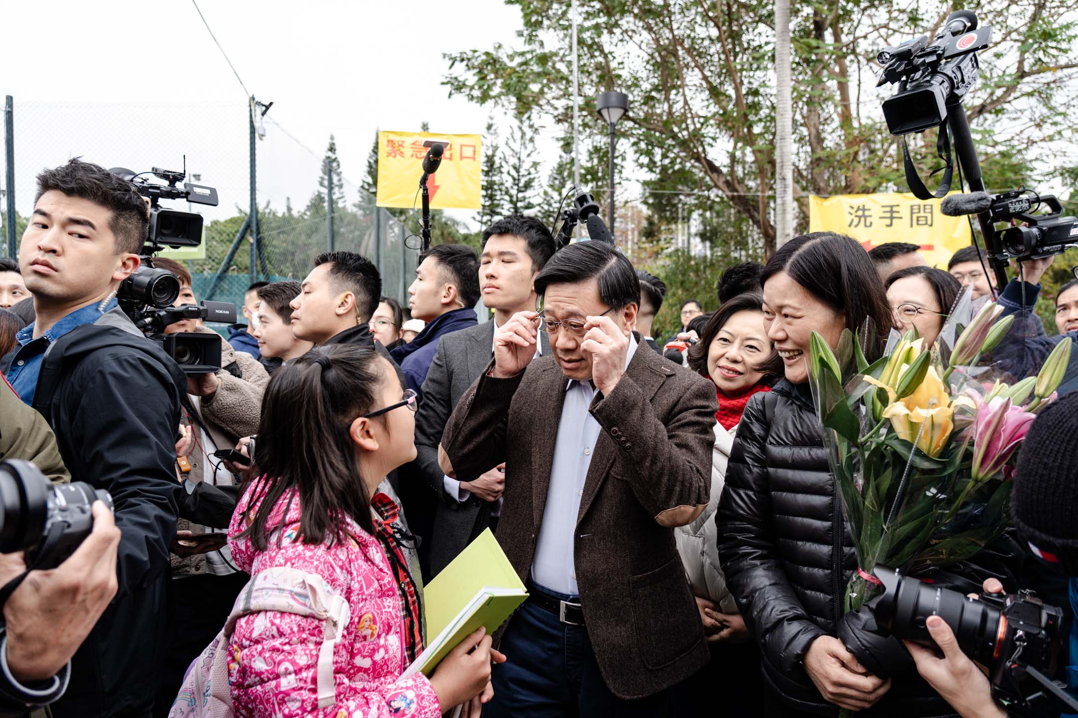 2024年2月9日，行政长官李家超到访沙田年宵市场，期间与小朋友聊天。摄：Ryan Lai/端传媒