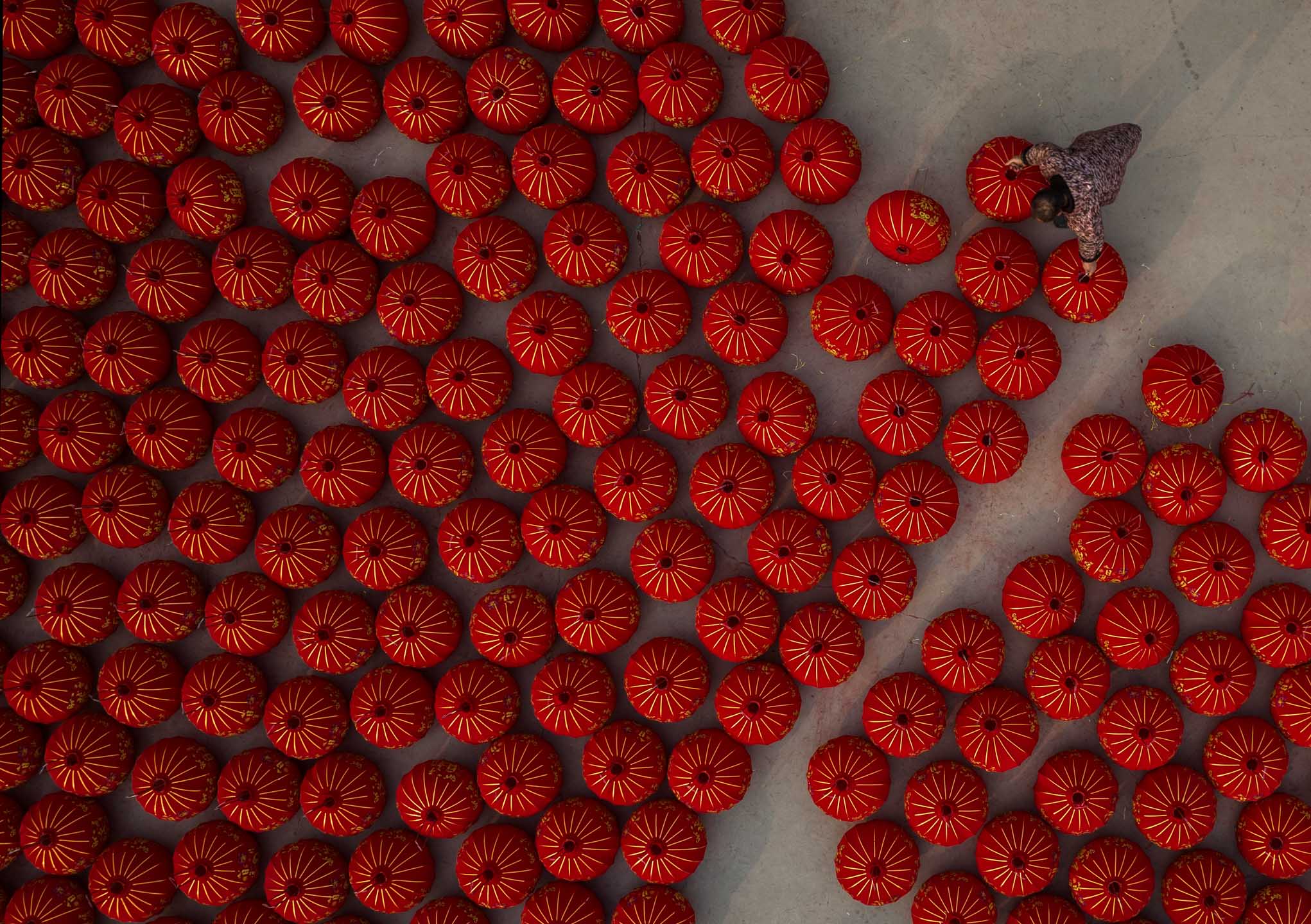 2023年1月5日,中国屯头,一名工人正在工厂制作传统红灯笼。摄:Kevin Frayer/Getty Images