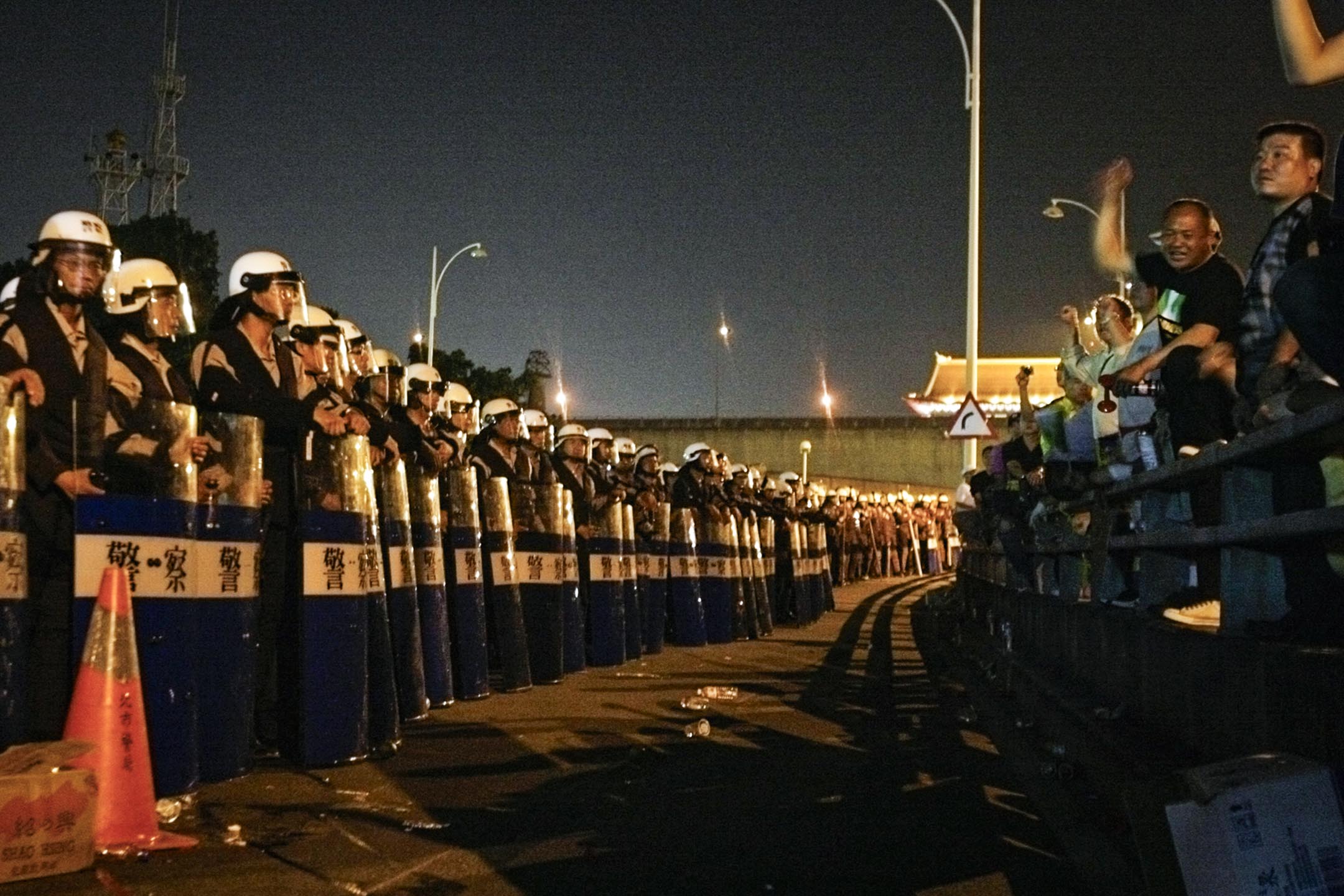2008年11月6日,台北,警察在圆山饭店前站岗,海峡两岸关系协会 (ARATS) 主席陈云林访台,示威者在外抗议。摄:Pichi Chuang/Reuters/达志影像