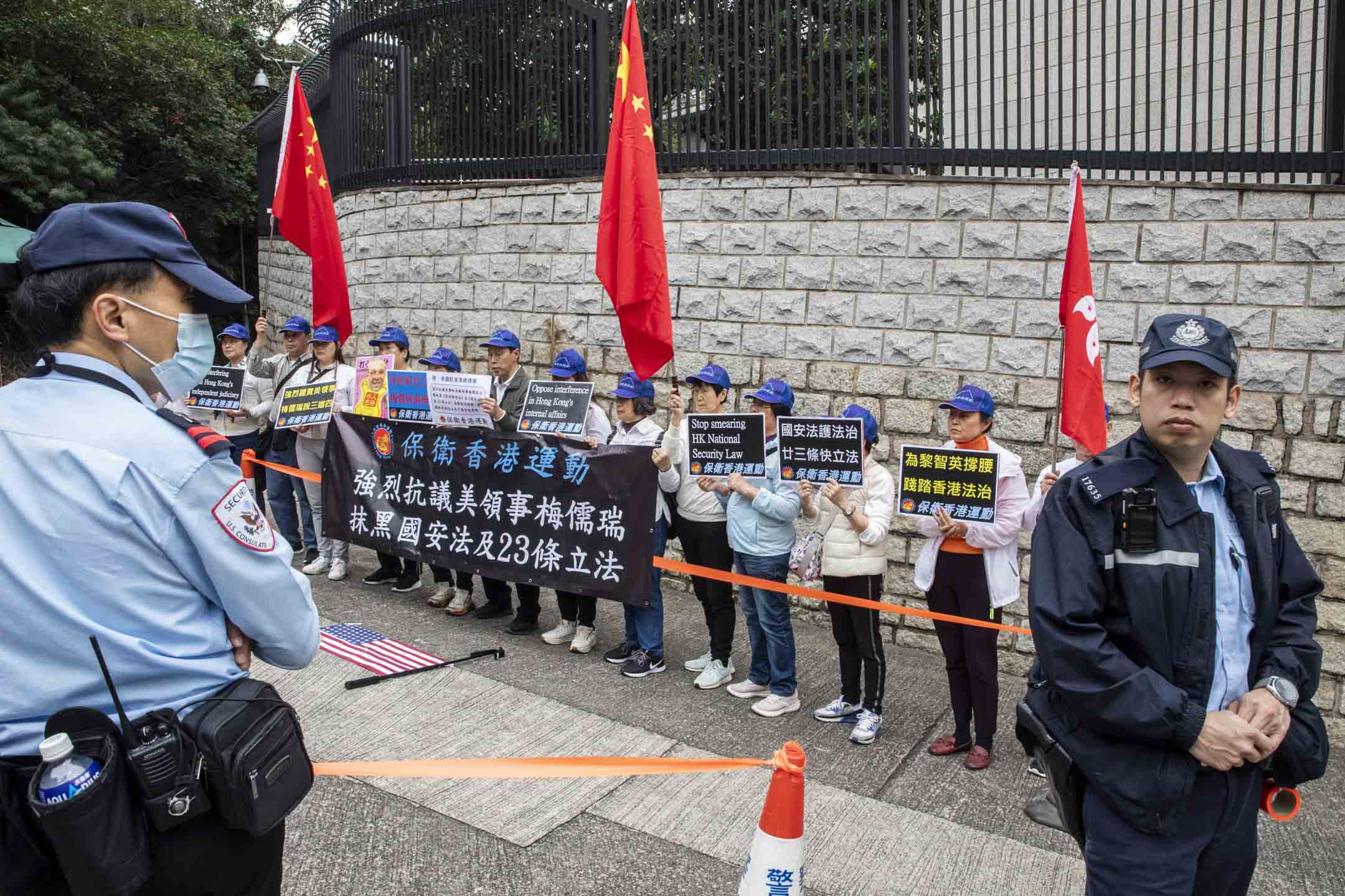 2024年3月7日,有团体到美国驻港总领事馆示威,抗议美国有政客攻击抹黑基本法23条立法。摄:林振东/端传媒