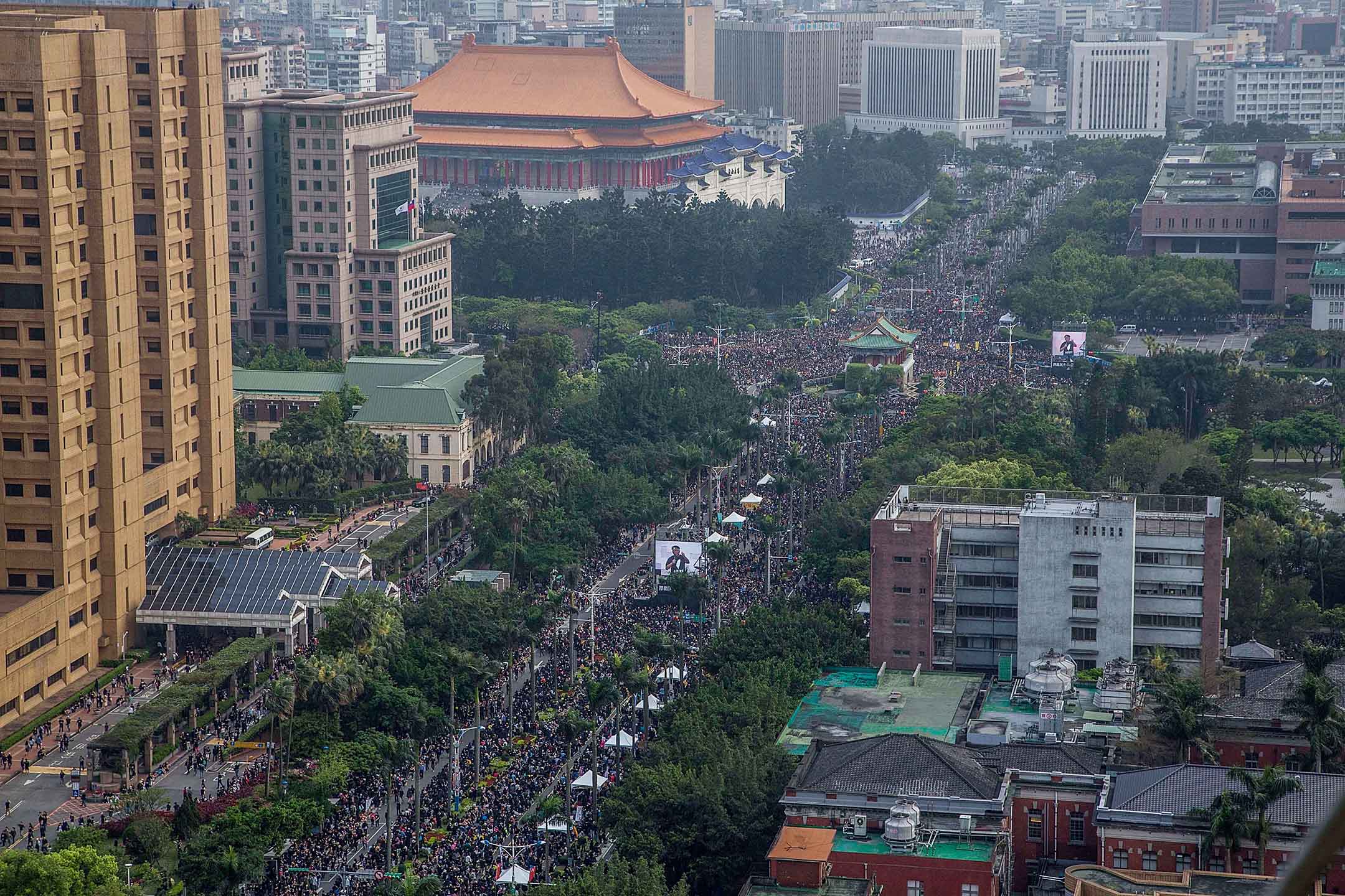 2014年3月30日,太阳花学运期间,超过20万示威者在台北举行集会。摄:Lam Yik Fei/Getty Images