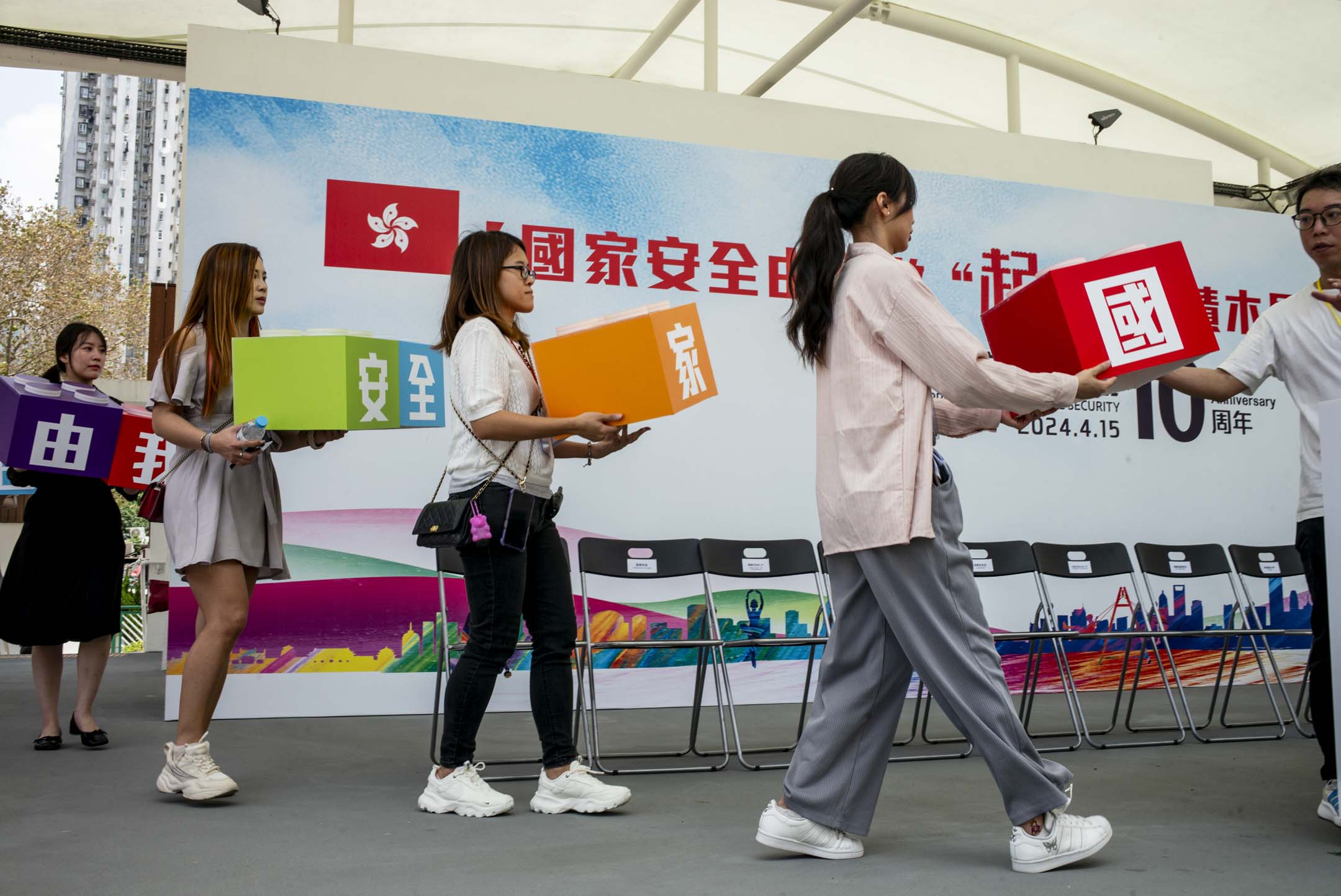 2024年4月14日,黄大仙广场举办“国家安全由我做起 – 巨型积木马赛克2024”活动﹐工作人员作最后准备。摄:林振东/端传媒