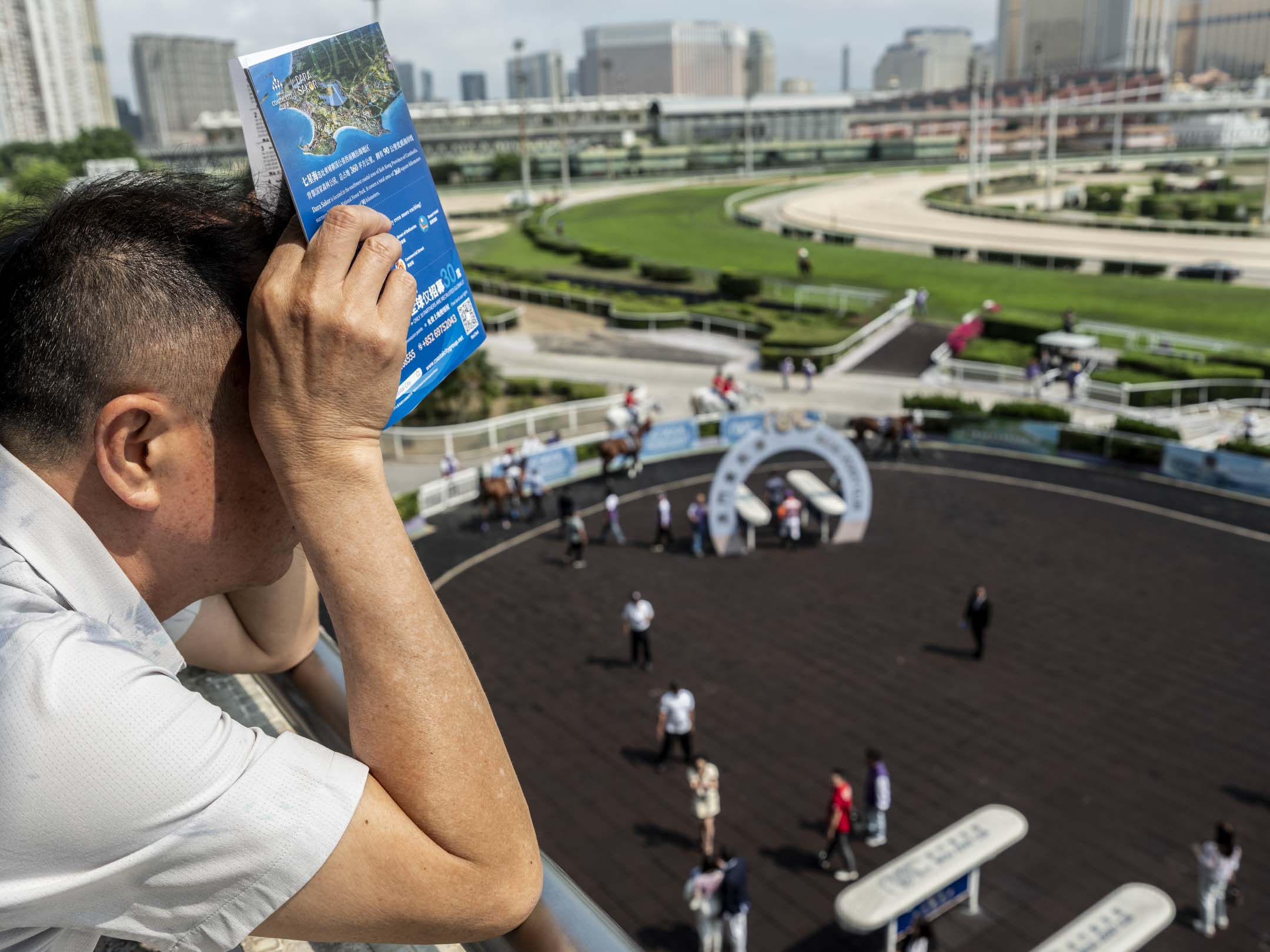 2024年3月30日,澳门赛马会最后一个的赛马日,会员席上的观赛情况。摄:林振东/端传媒