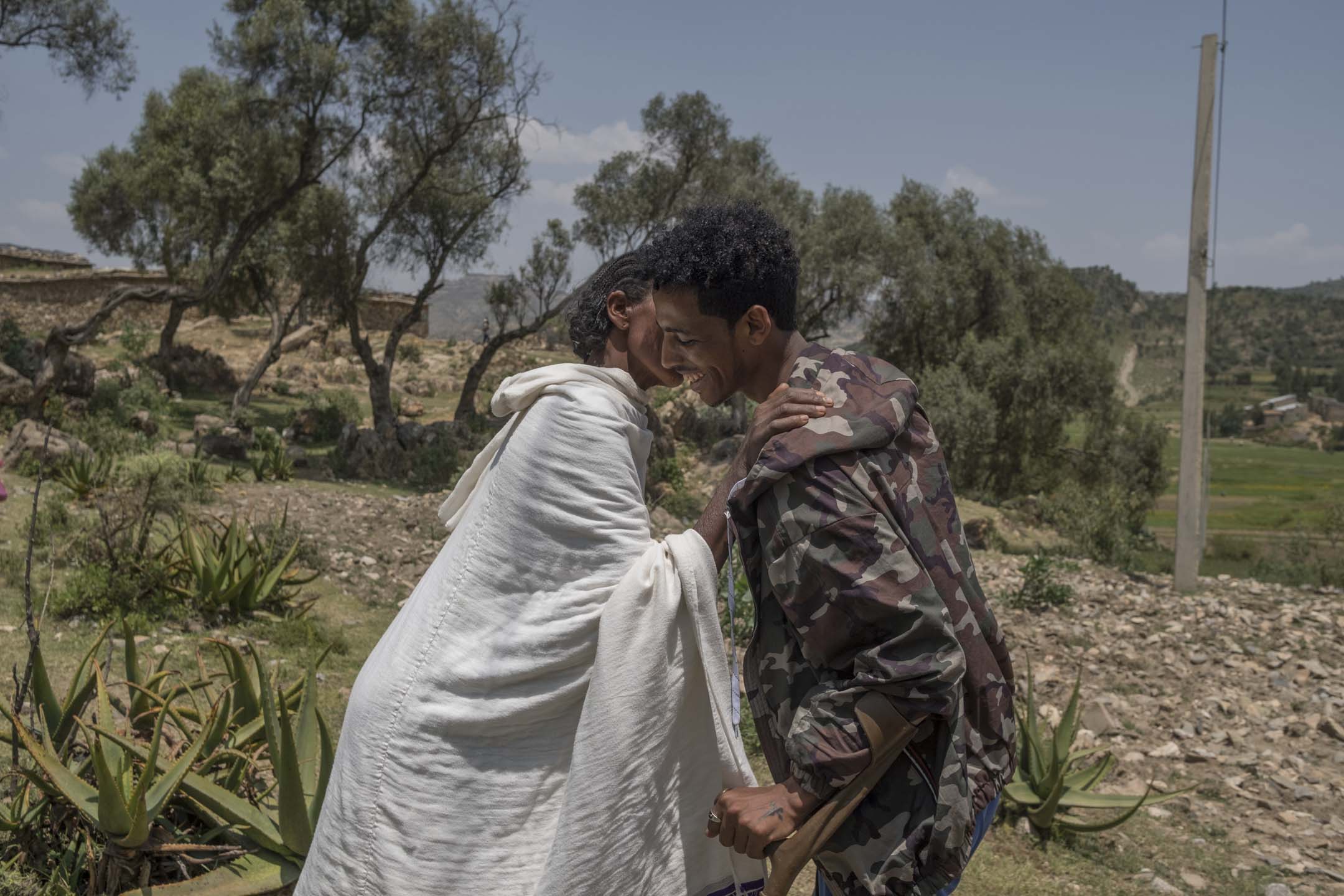 2023年9月21日,衣索比亞(港:埃塞俄比亞),24歲的 Kibrom Berhane 在加入防衛軍後,首次與母親見面。攝: Vincent Haiges, Real 21