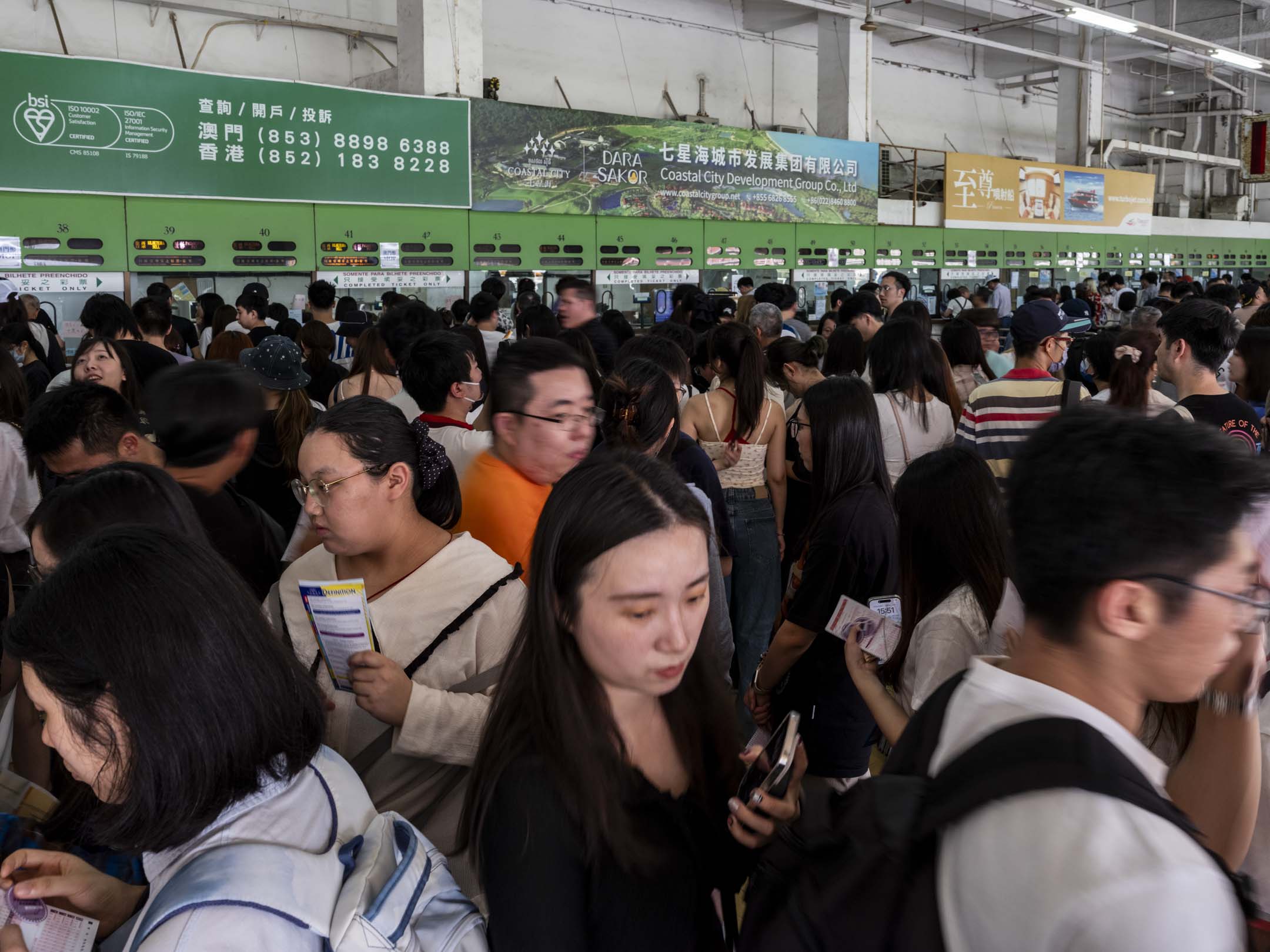2024年3月30日,澳门赛马会最后一个的赛马日,观众席上有不少年轻人入场。摄:林振东/端传媒