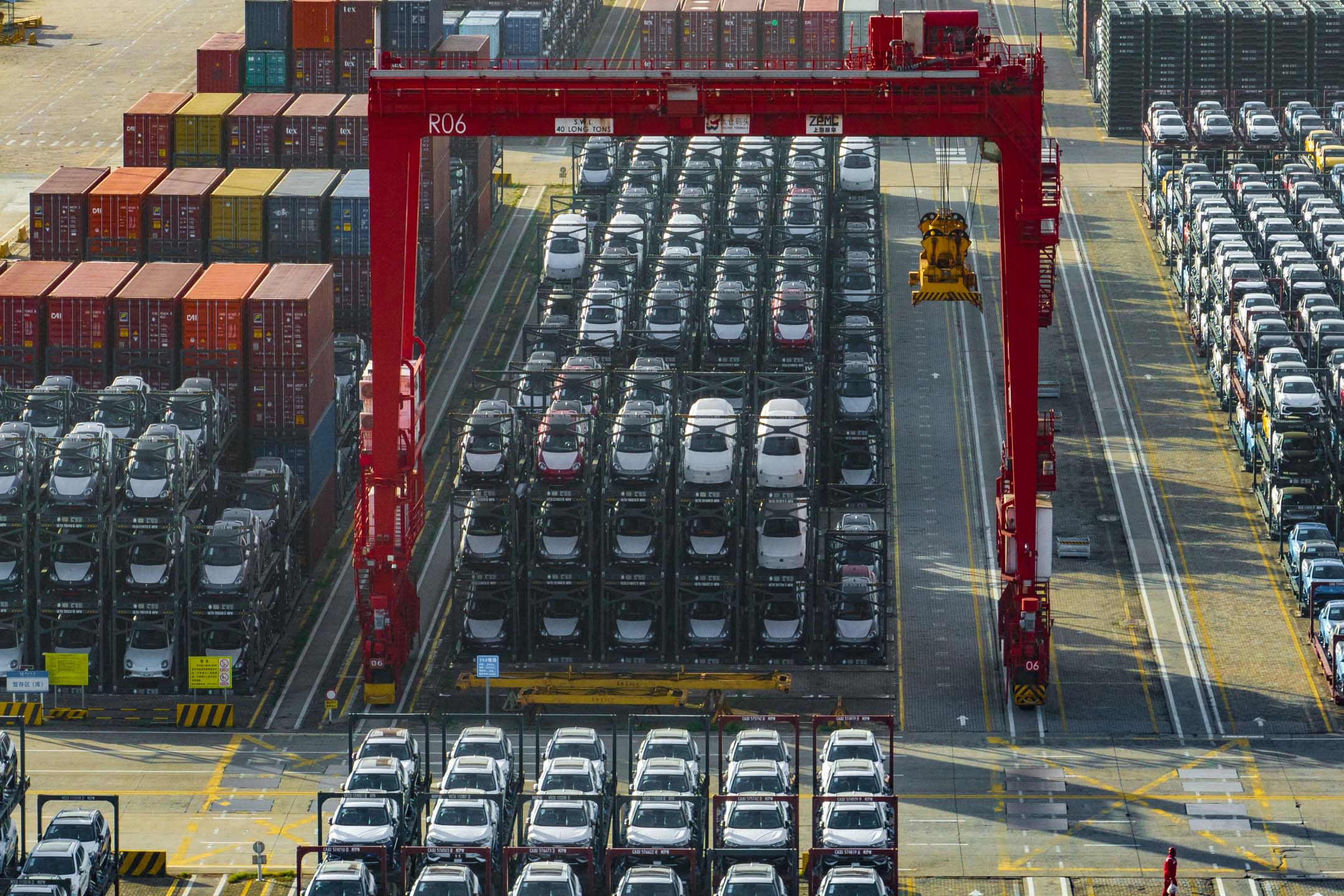 2024年4月19日,中国苏州的国际货柜码头,大量电动汽车运输出口。摄:Costfoto/NurPhoto via Getty Images