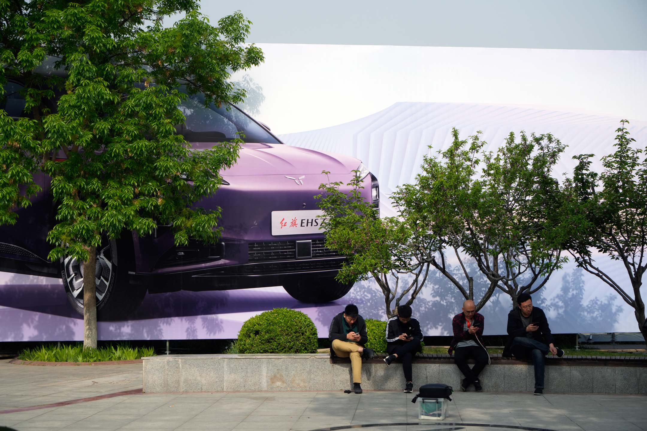 2024年4月25日,中国北京,车展外的电动汽车广告。摄:Qilai Shen/Bloomberg via Getty Images