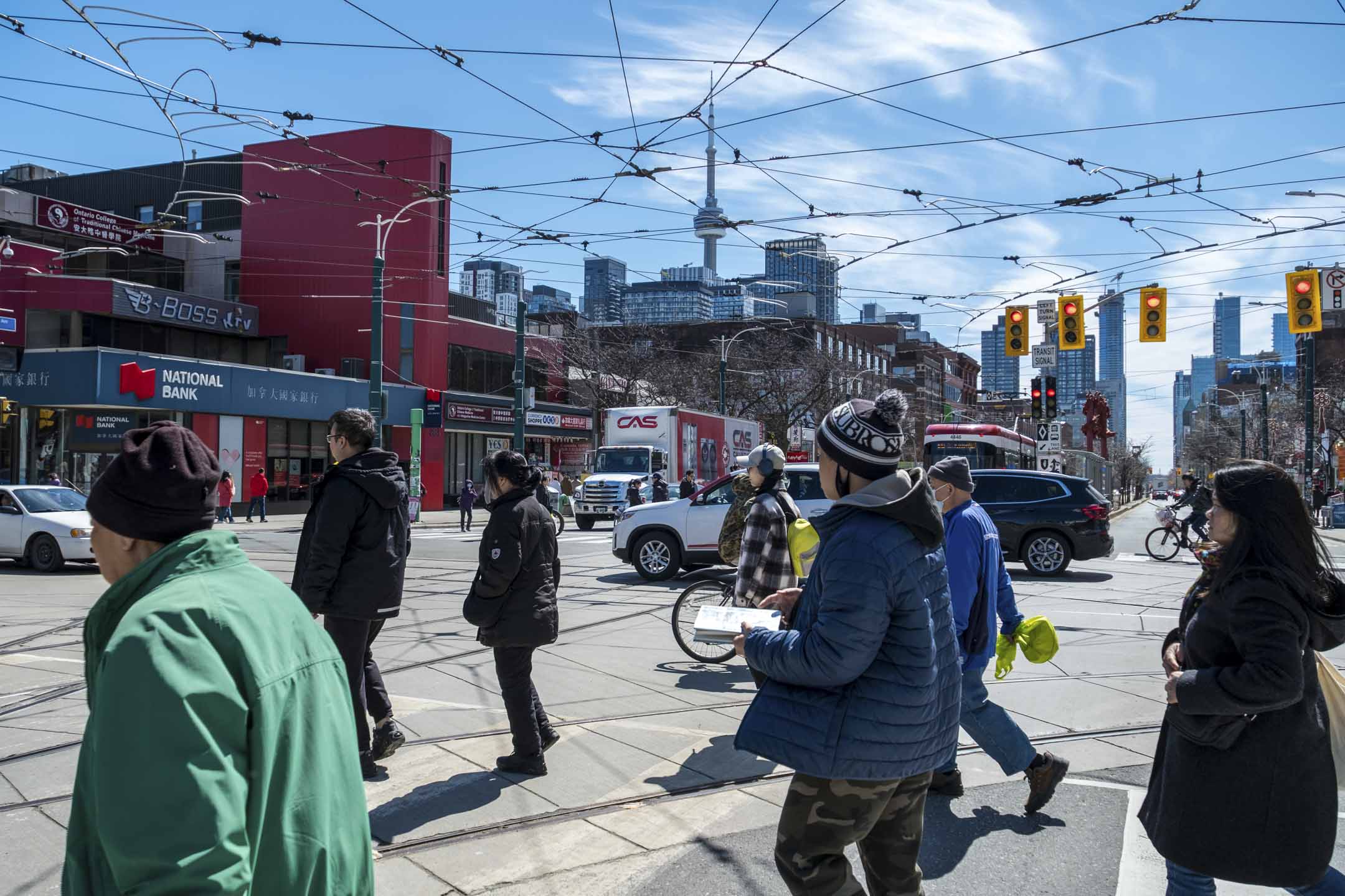 多伦多唐人街位于市中心登打士西街 (Dundas Street) 夹士巴丹拿道 (Spadina Avenue),中午时分人流络绎不绝。摄:John Wong/端传媒