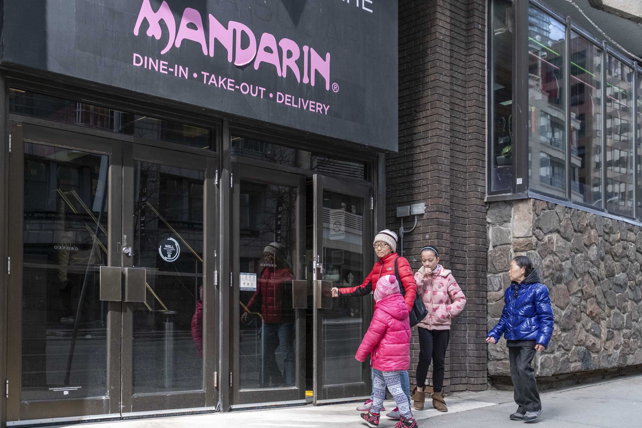 数名顾客正进入多伦多市内其中一家餐厅Mandarin。摄:John Wong/端传媒