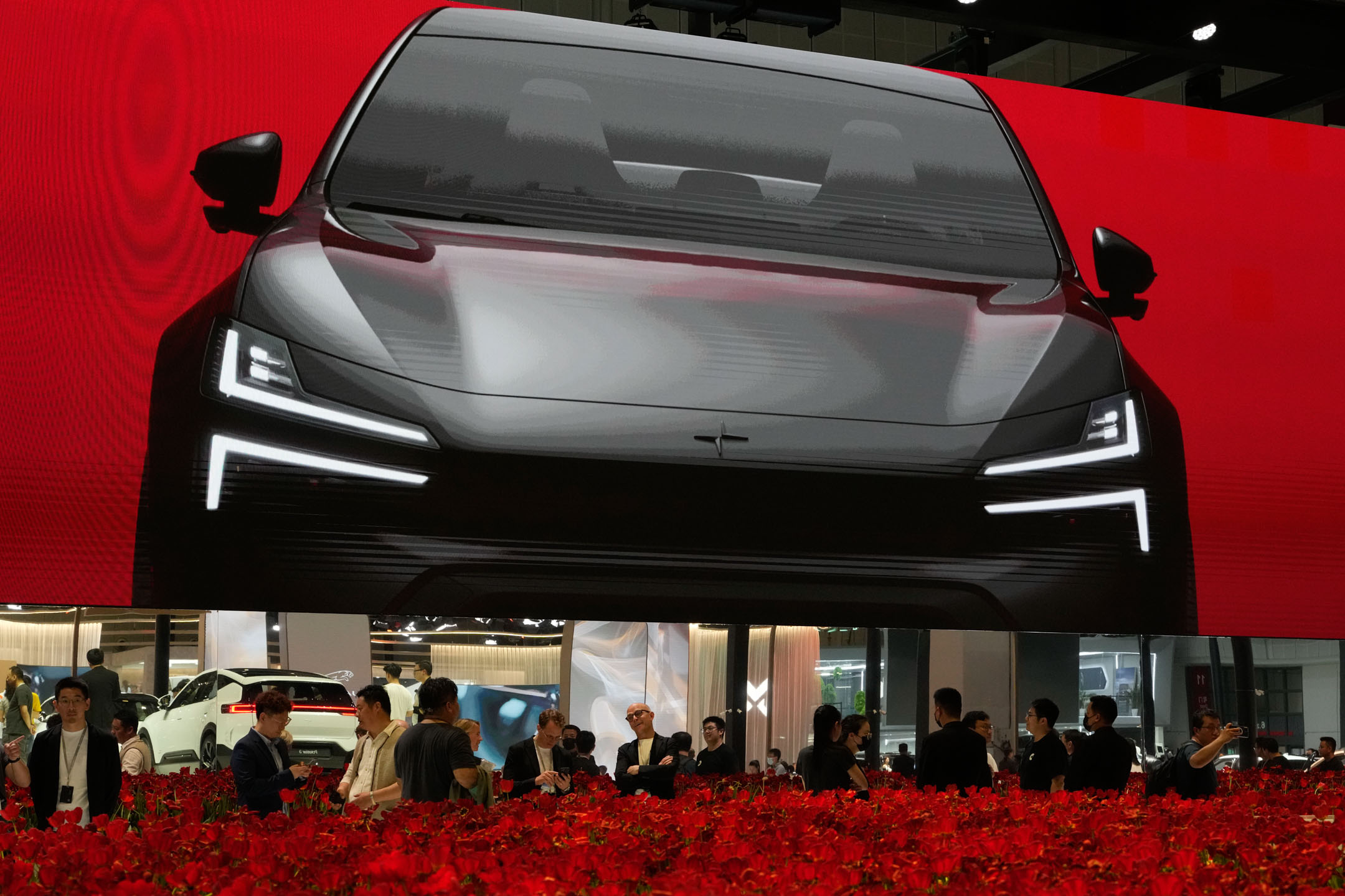 2023年4月19日,中国上海,车展上的电动车品牌Polestar的广告。摄:Ng Han Guan/AP/达志影像