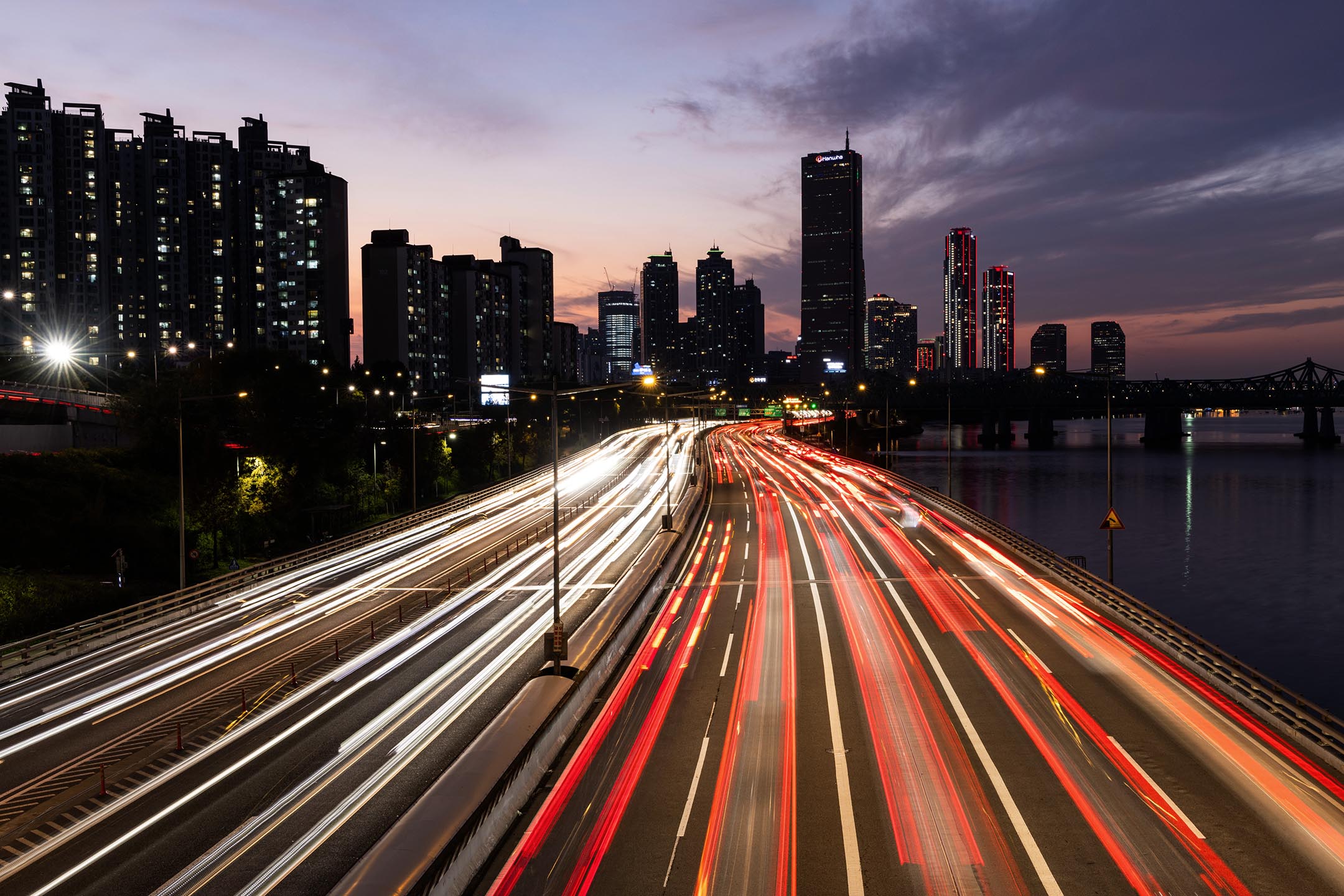 2023年10月22日,韩国首尔汝矣岛金融区。摄:SeongJoon Cho/Bloomberg via Getty Images