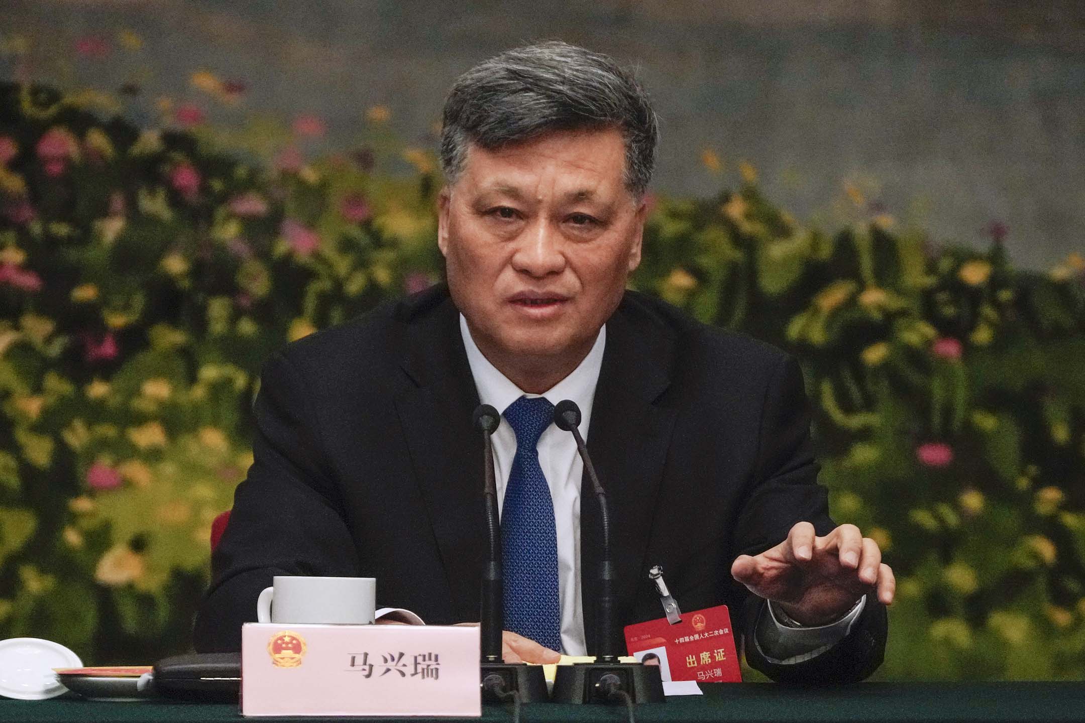 2024年3月7日，中國新疆維吾爾自治區黨委書記馬興瑞在北京人民大會堂舉行的全國人大會期間主持審議政府工作報告。攝：Andy Wong/AP/達志影像