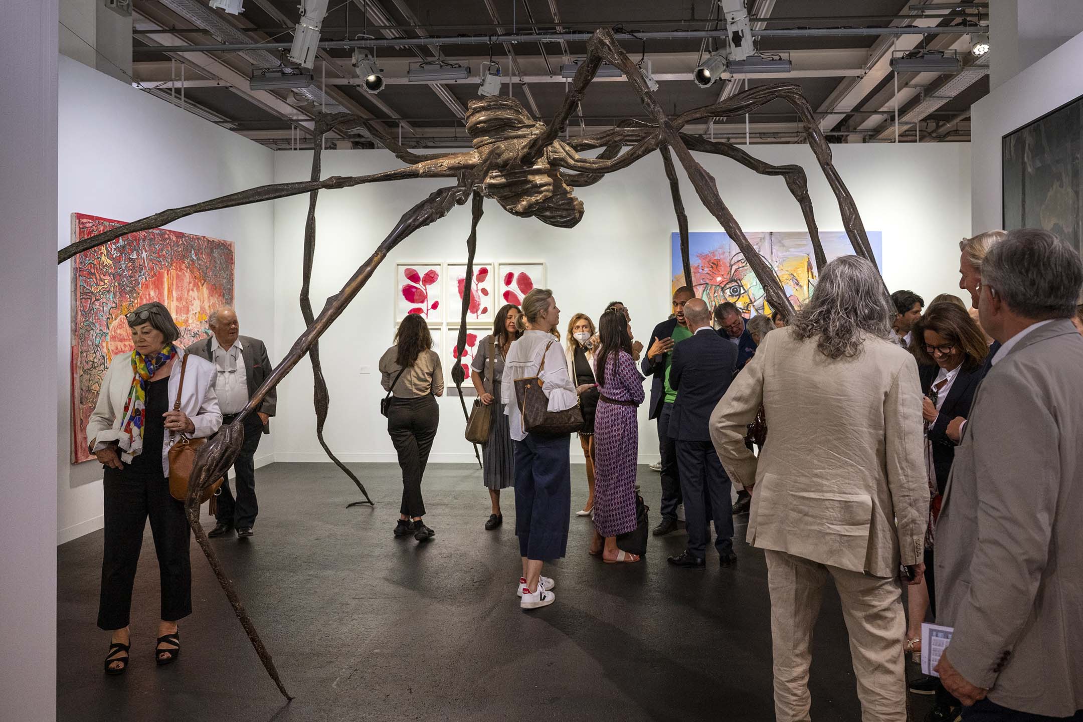 2022年的Art Basel上,Louise Bourgeois著名的巨型蜘蛛雕塑Spider(1996)。摄:GEORGIOS KEFALAS/EPA/达志影像