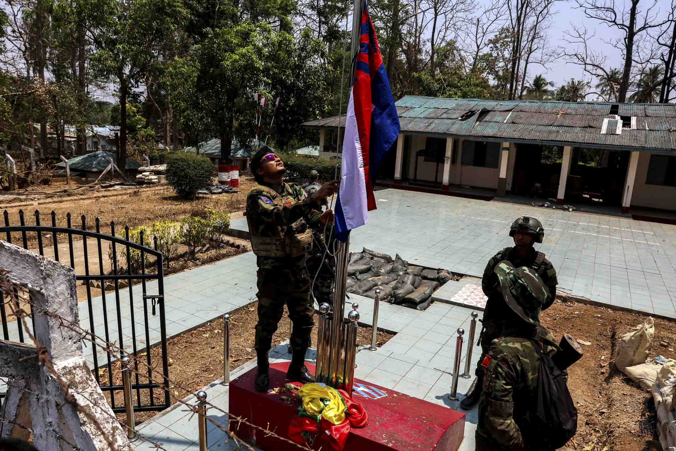 2024年4月15日,克倫民族解放軍 (KNLA) 蘇考中尉在緬泰邊境的城鎮妙瓦底(Myawaddy)的緬甸軍事基地焚燒緬甸國旗後,升起了克倫國旗。 攝:Athit Perawongmetha/Reuters/達志影像