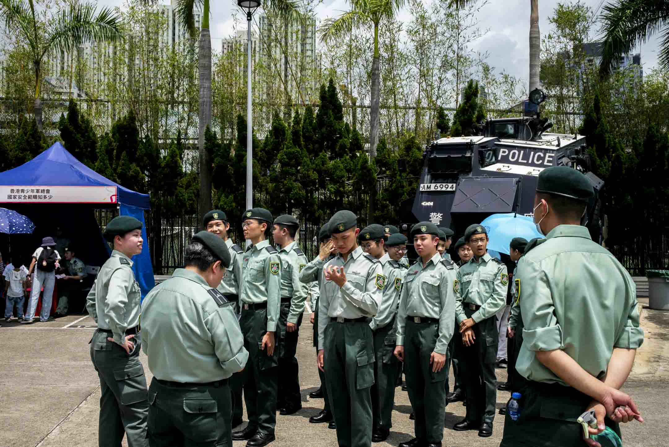 2024年4月14日,观塘区国家安全嘉年华在香港辅警总部举行,包括步操汇演、摊位游戏、表演及展览等活动。摄:林振东/端传媒
